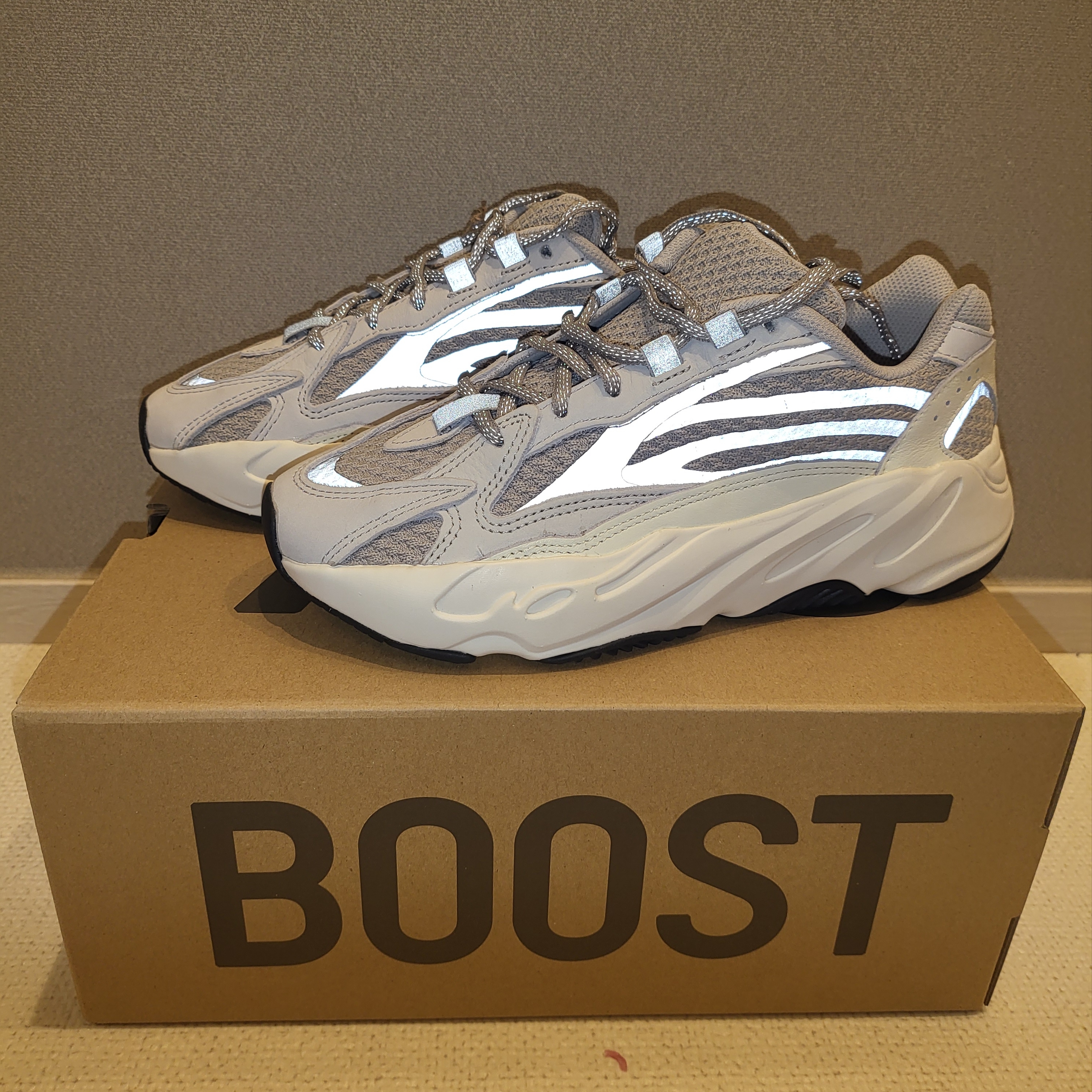 Adidas Yeezy Boost 700 V2 Static 2022 착용 스타일 - 2