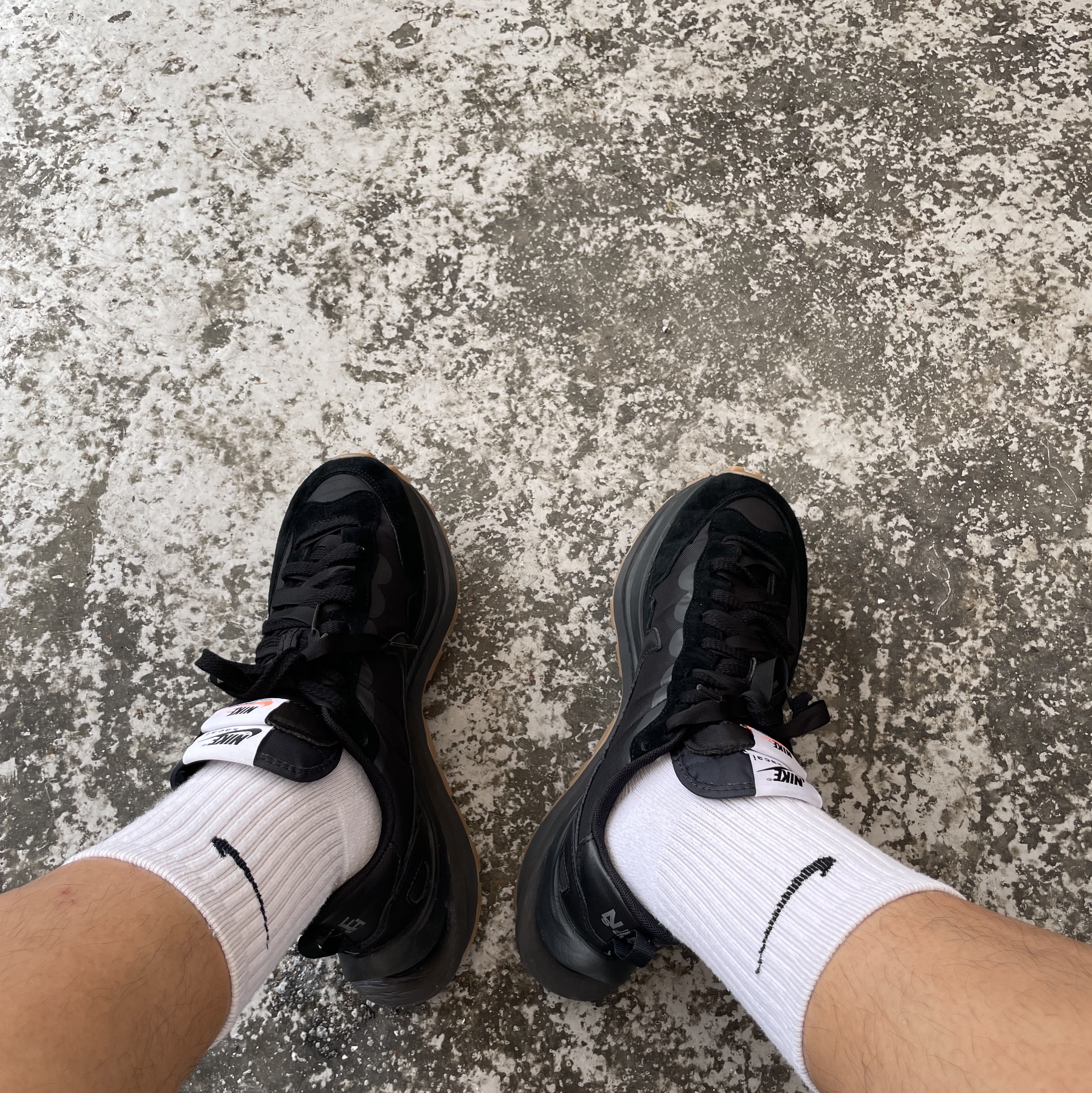 Nike x Sacai VaporWaffle Black and Gum 착용 스타일