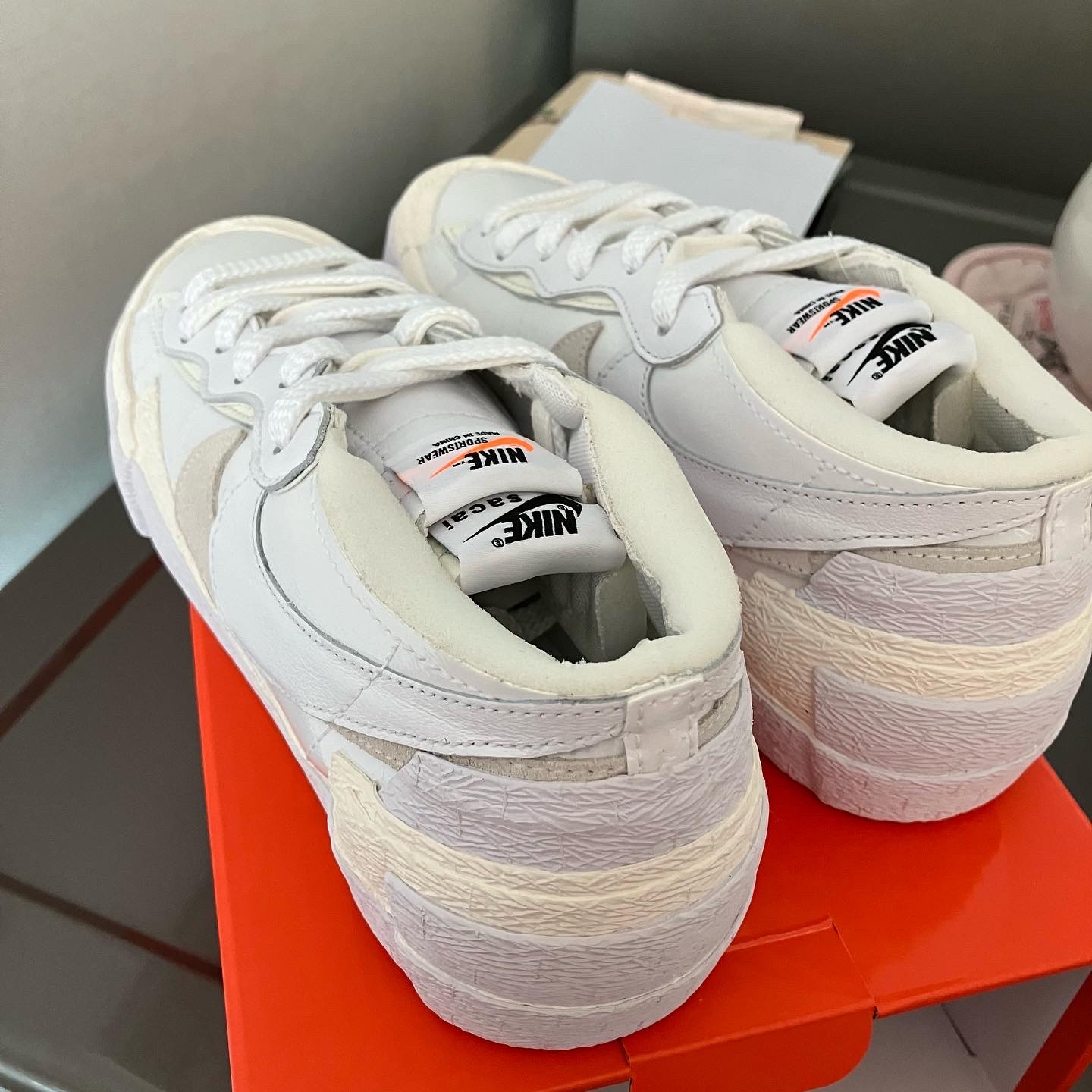 Nike x Sacai Blazer Low White Patent Leather 착용 스타일 - 4