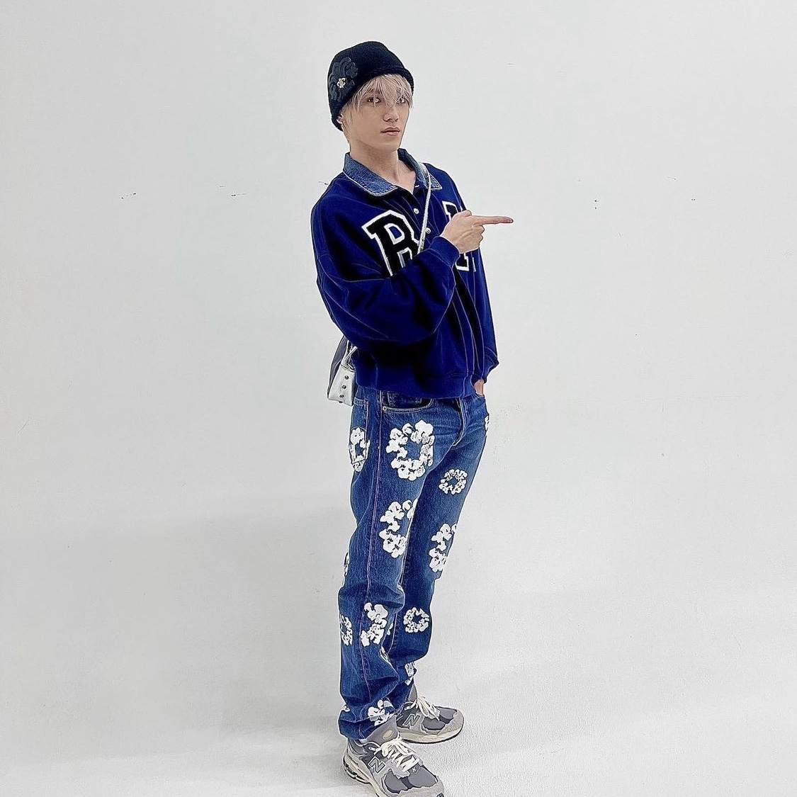 New Balance 2002R Protection Pack Rain Cloud 착용 스타일 - 4