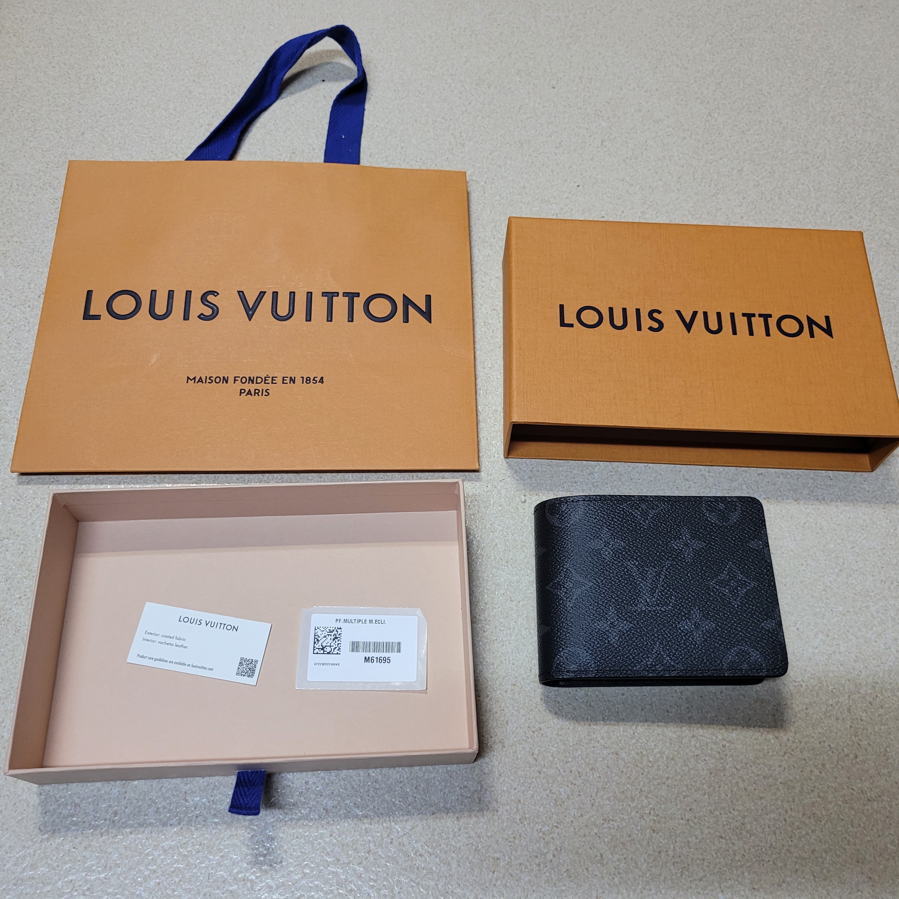 Louis Vuitton Slender Wallet Monogram Eclipse 착용 스타일