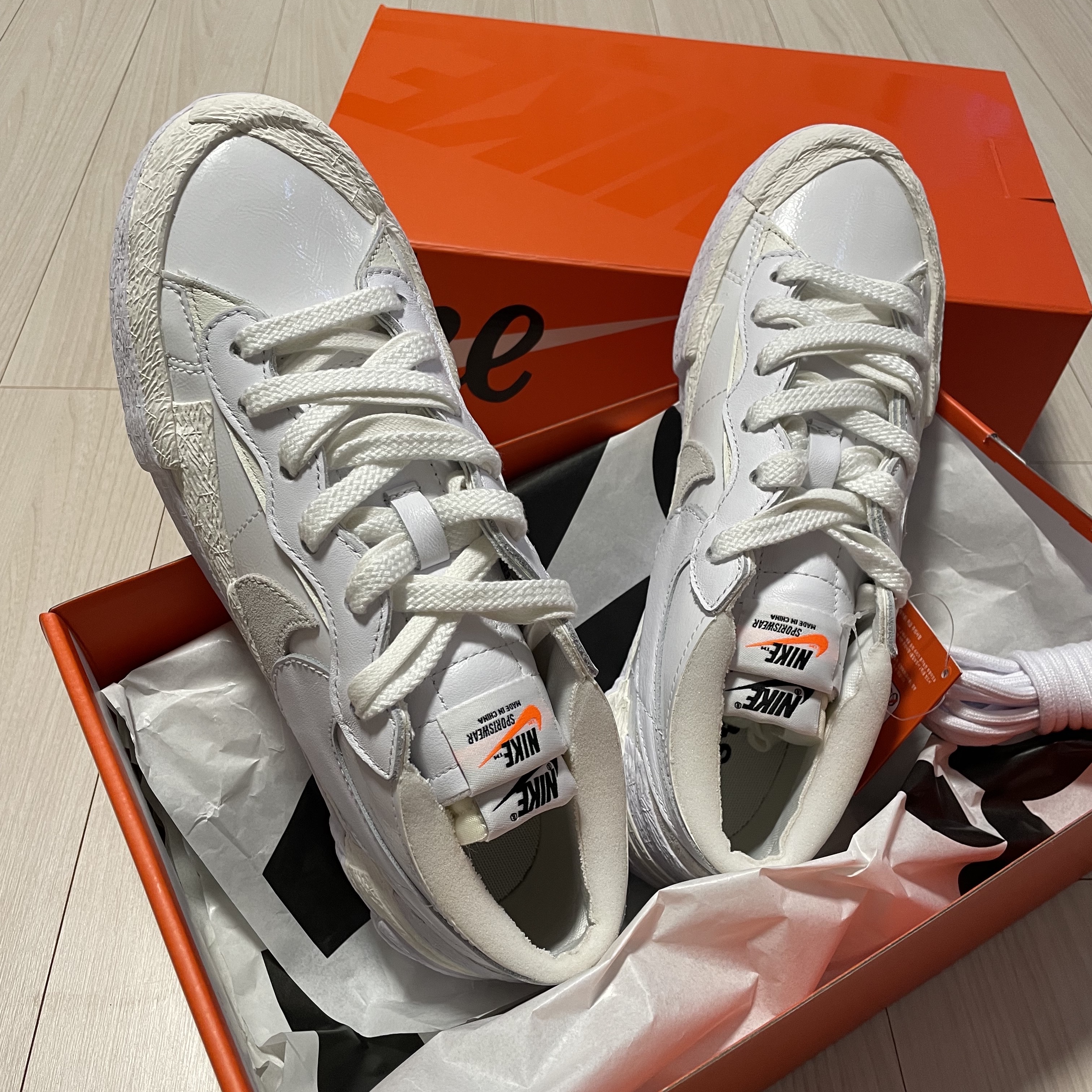 Nike x Sacai Blazer Low White Patent Leather 착용 스타일 - 1
