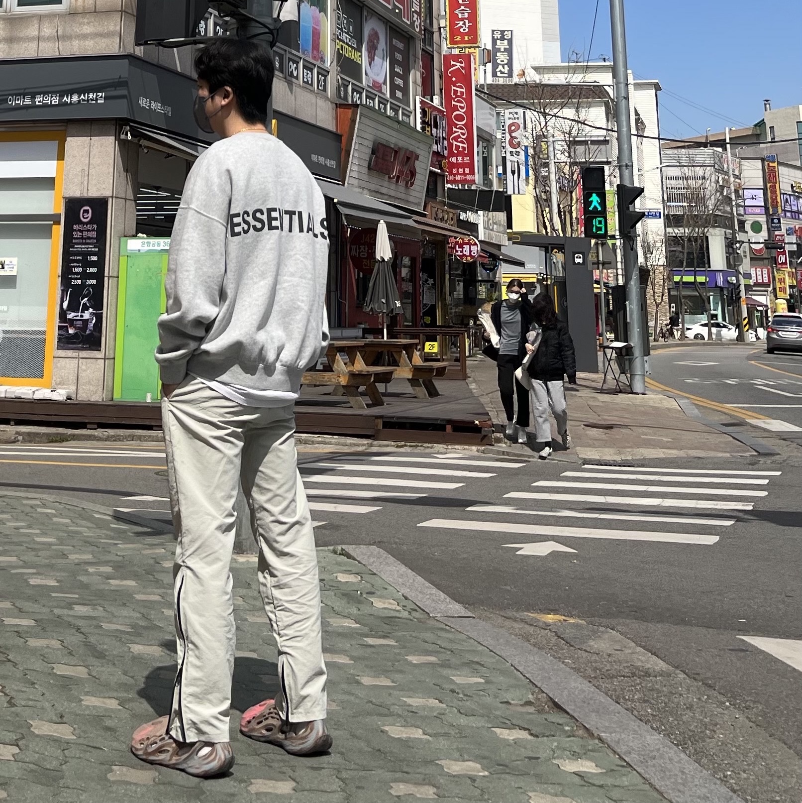 Adidas Yeezy Foam RNNR MX Sand Grey 착용 스타일