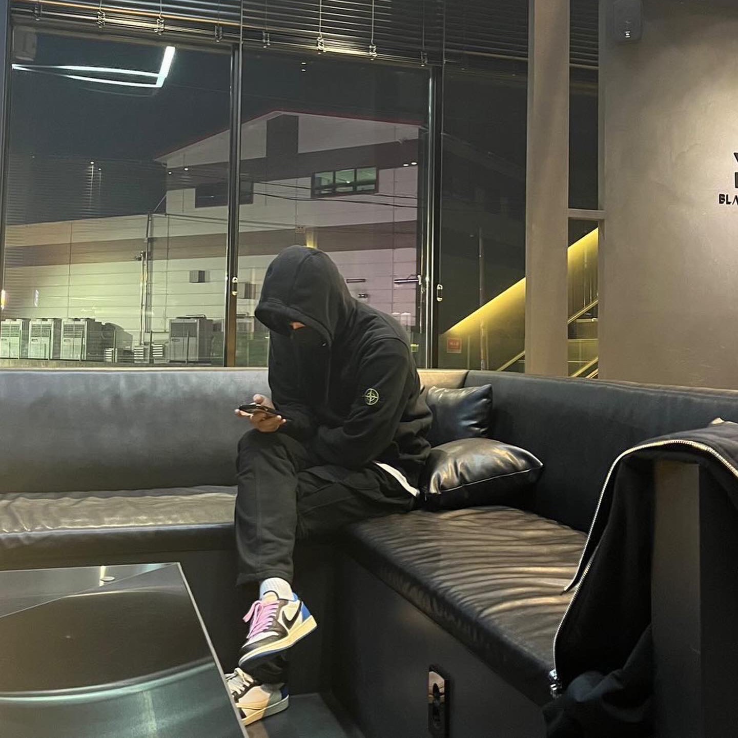 Jordan 1 x Travis Scott x Fragment Retro Low OG SP Military Blue, Stone Island 64151 Cotton Fleece Hooded Sweatshirt Black - 22SS 착용 스타일 - 2