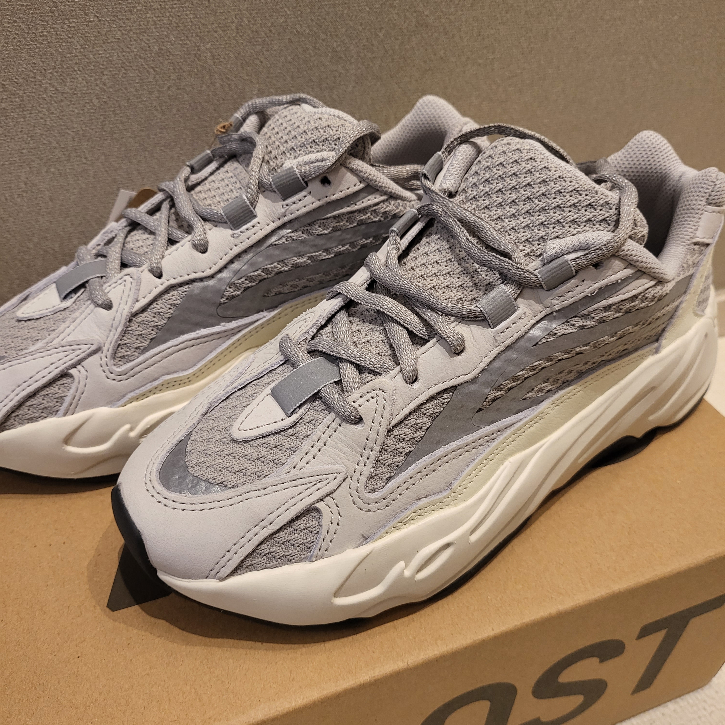 Adidas Yeezy Boost 700 V2 Static 2022 착용 스타일 - 3