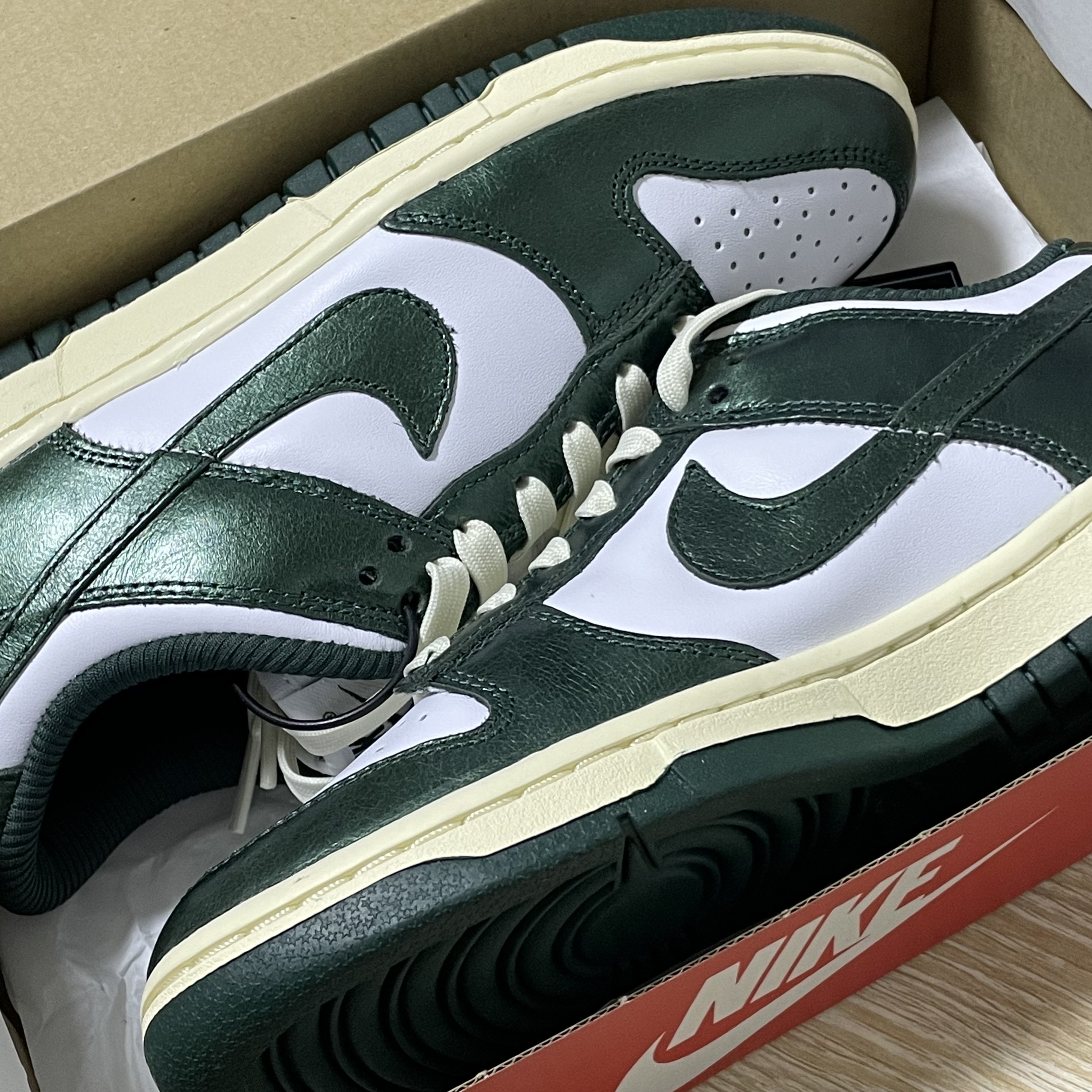 (W) Nike Dunk Low Vintage Green 착용 스타일 - 2
