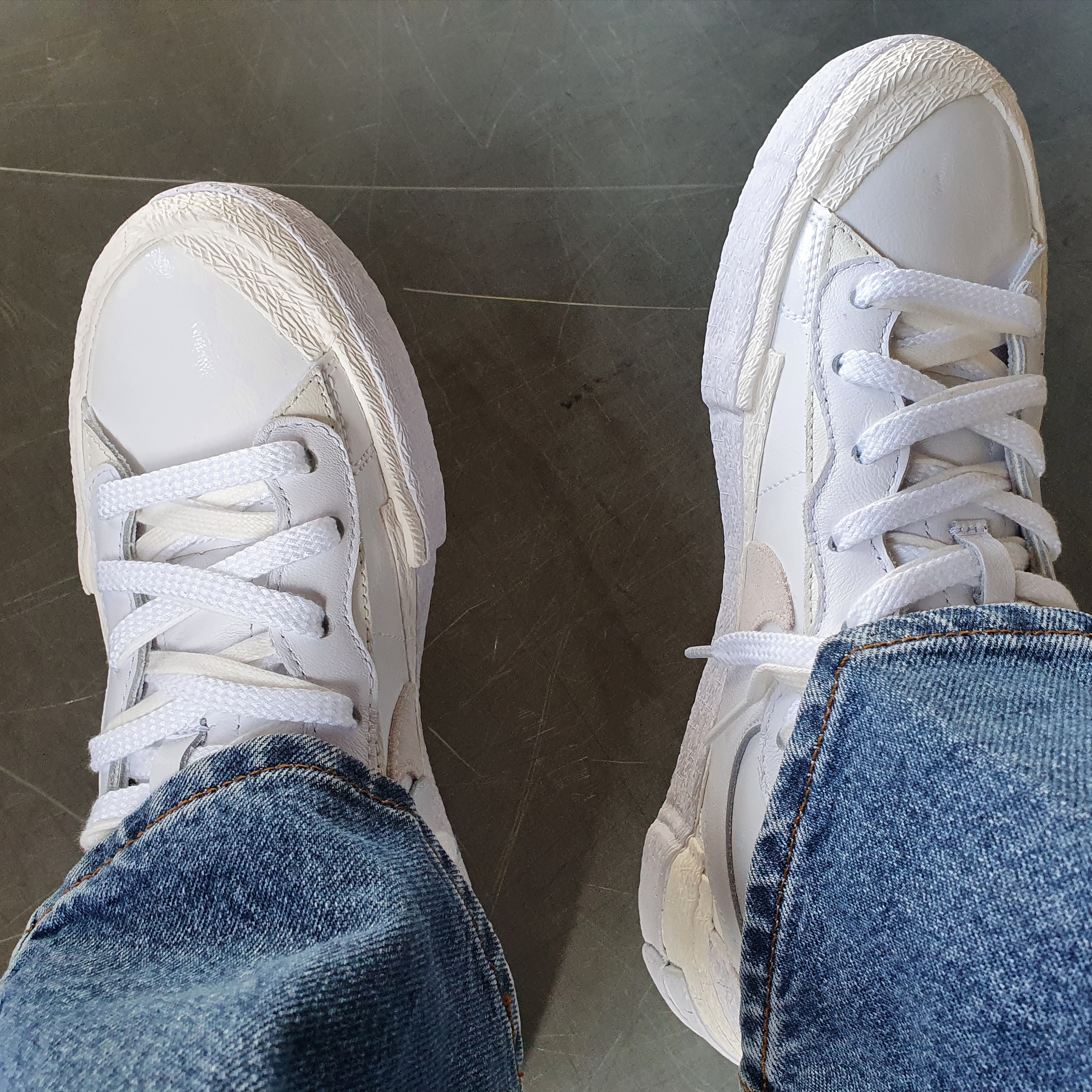 Nike x Sacai Blazer Low White Patent Leather 착용 스타일 - 1