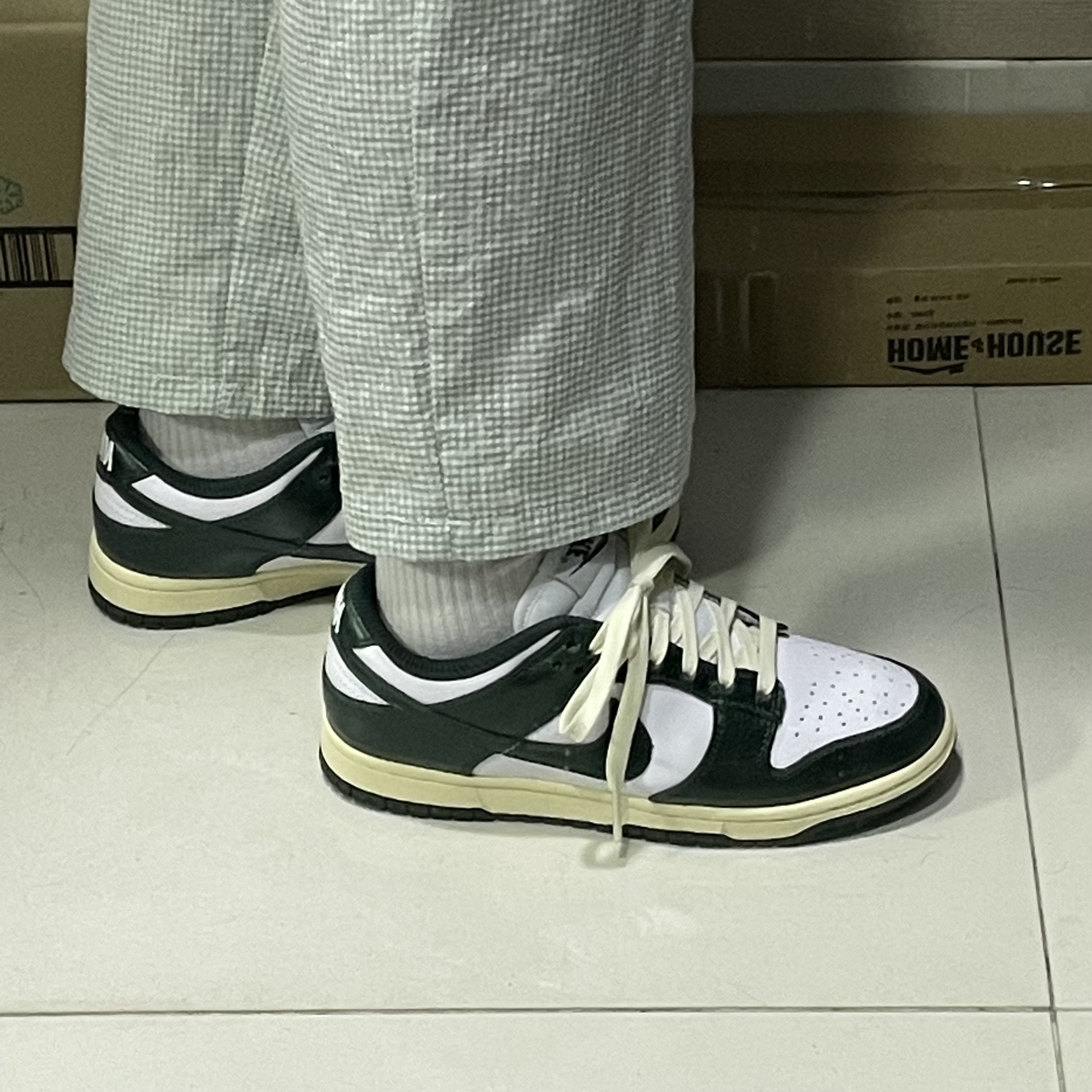 (W) Nike Dunk Low Vintage Green 착용 스타일 - 1