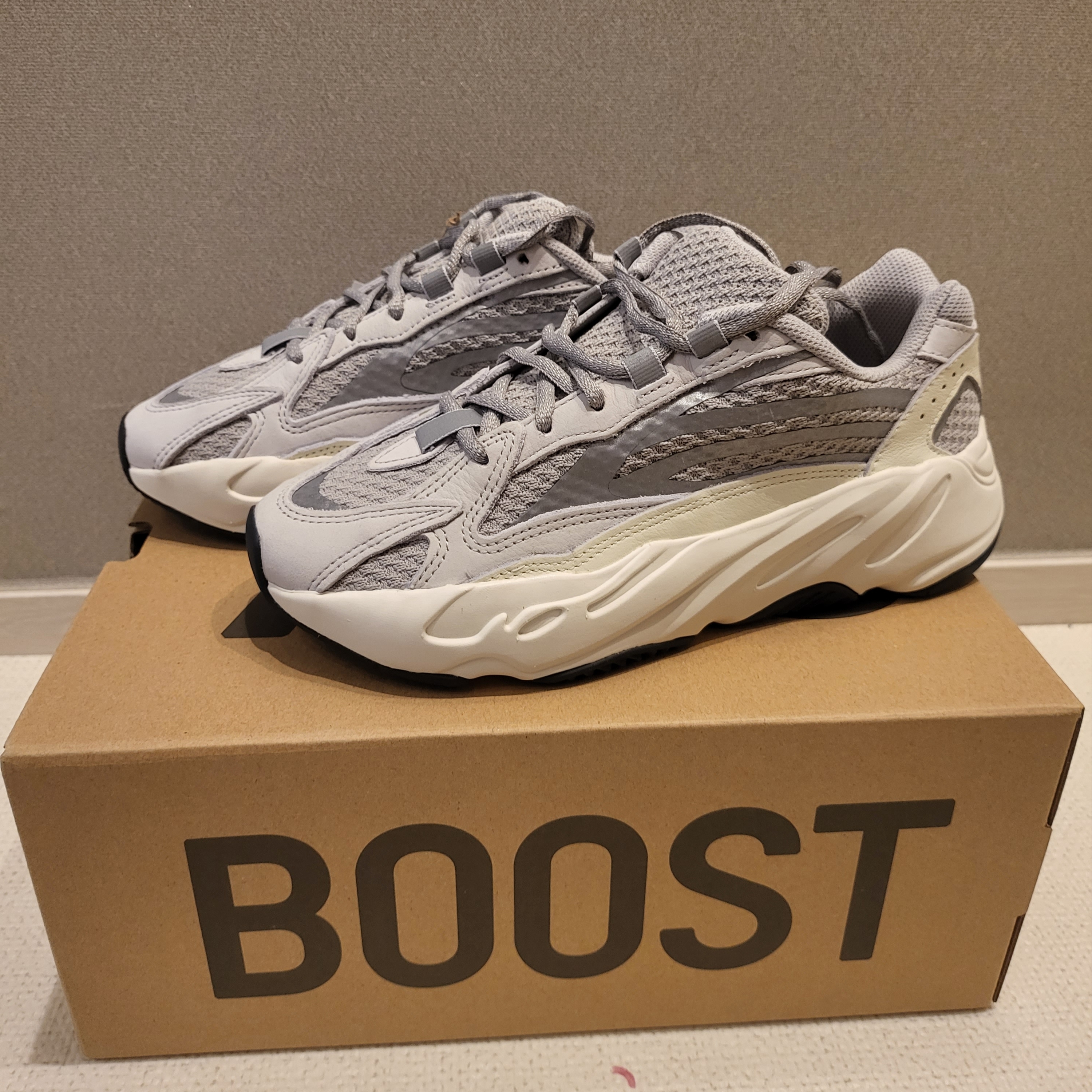 Adidas Yeezy Boost 700 V2 Static 2022 착용 스타일 - 1