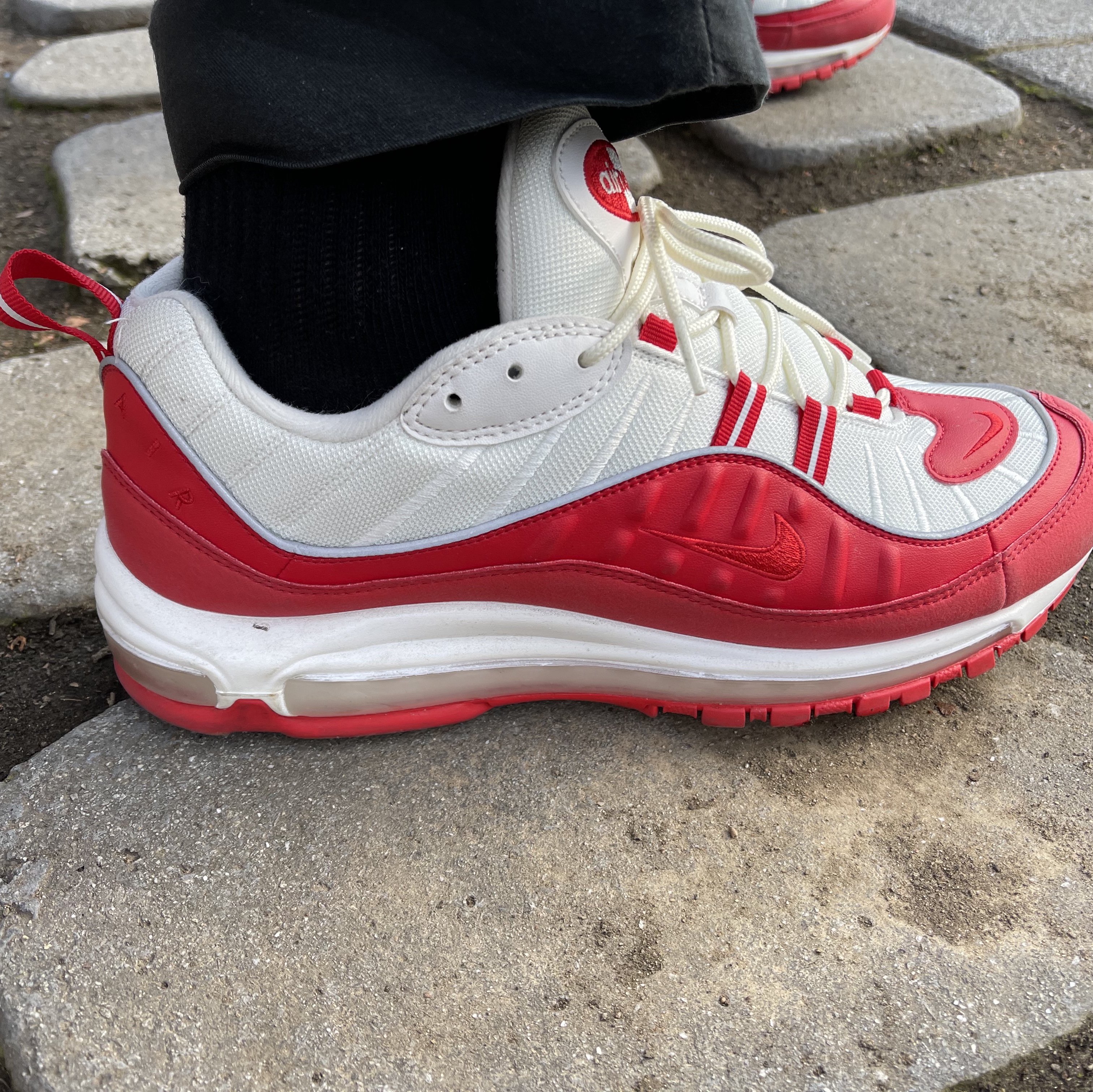 Nike Air Max 98 University Red White 착용 스타일 - 1
