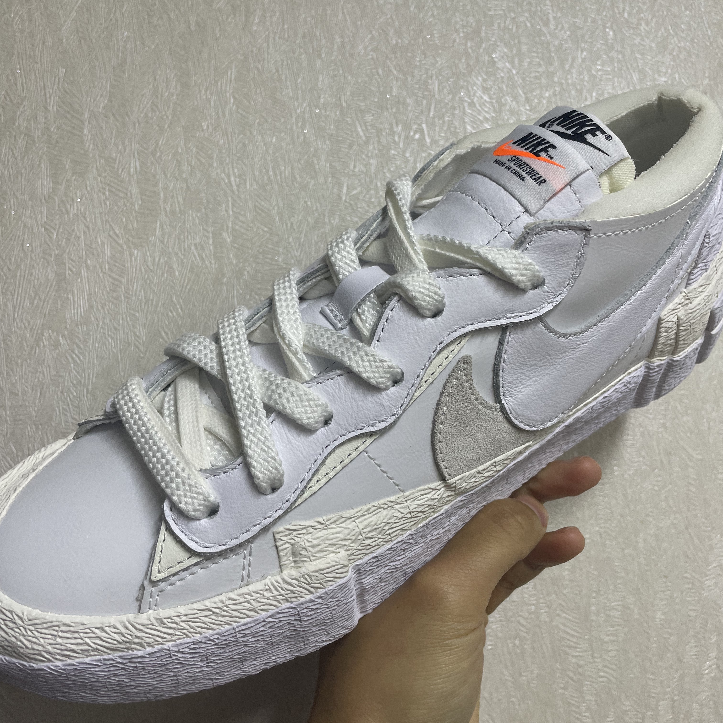 Nike x Sacai Blazer Low White Patent Leather 착용 스타일 - 1