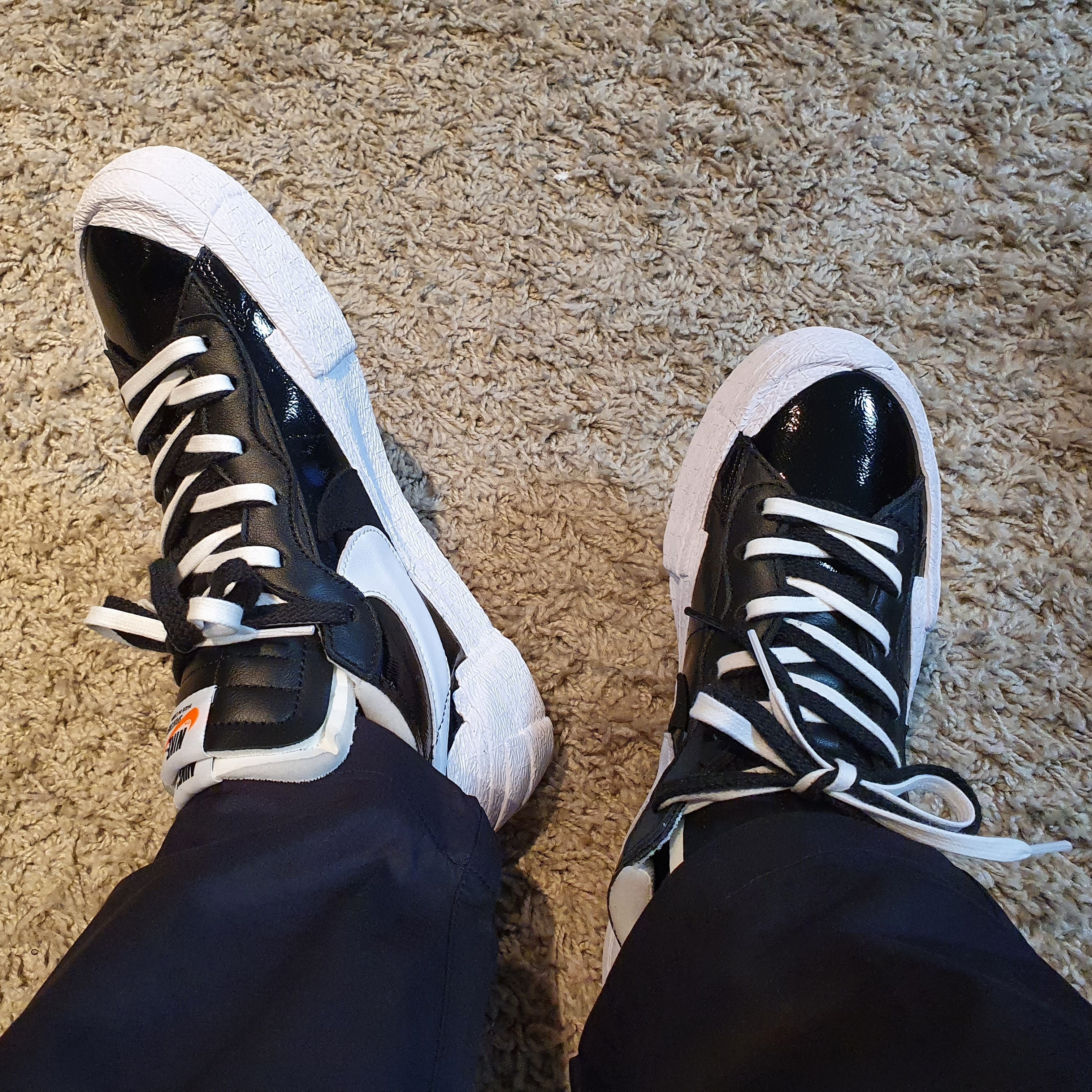 Nike x Sacai Blazer Low Black Patent Leather 착용 스타일 - 1