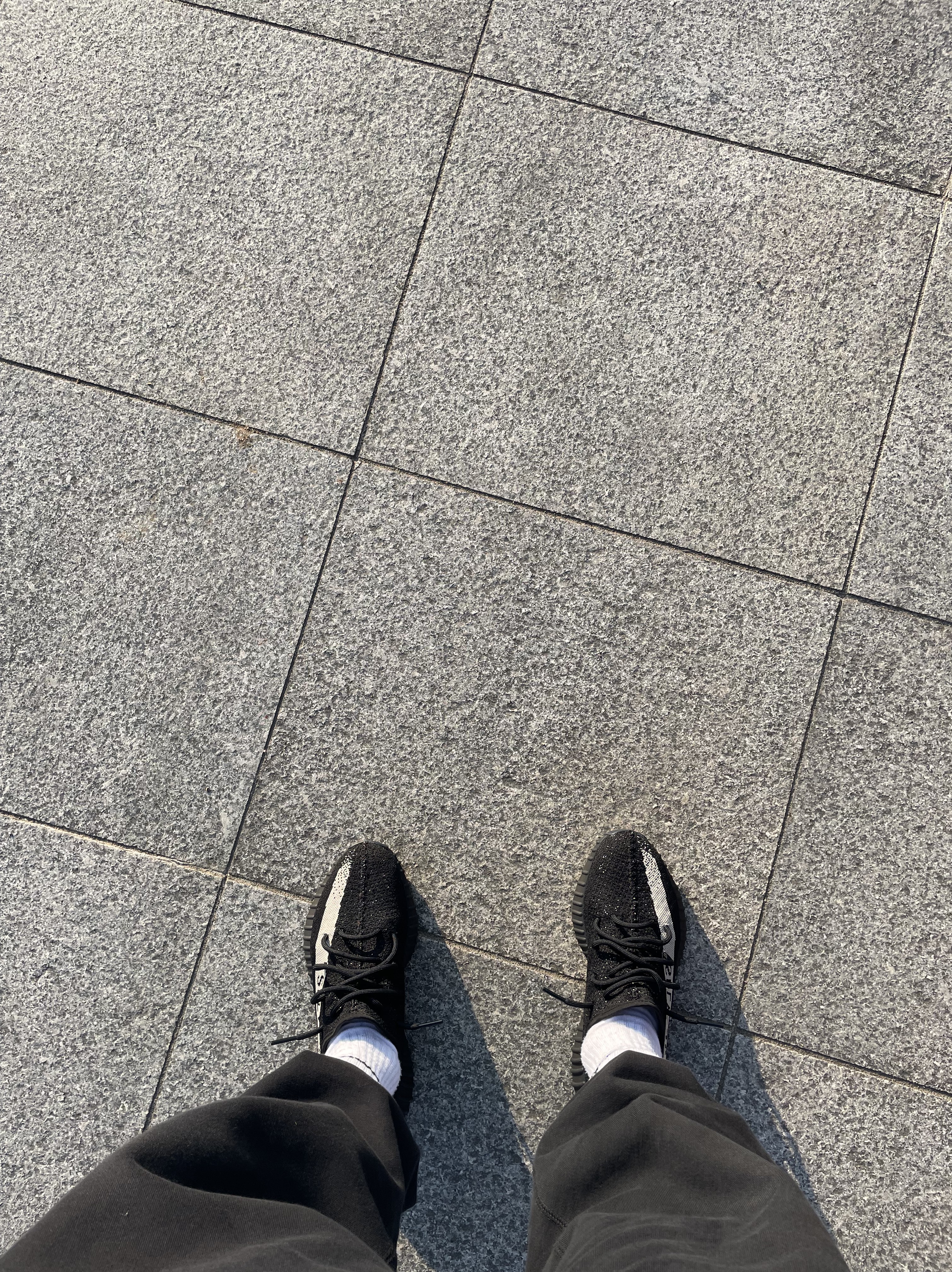 Adidas Yeezy Boost 350 V2 Core Black White 2022 착용 스타일 - 1