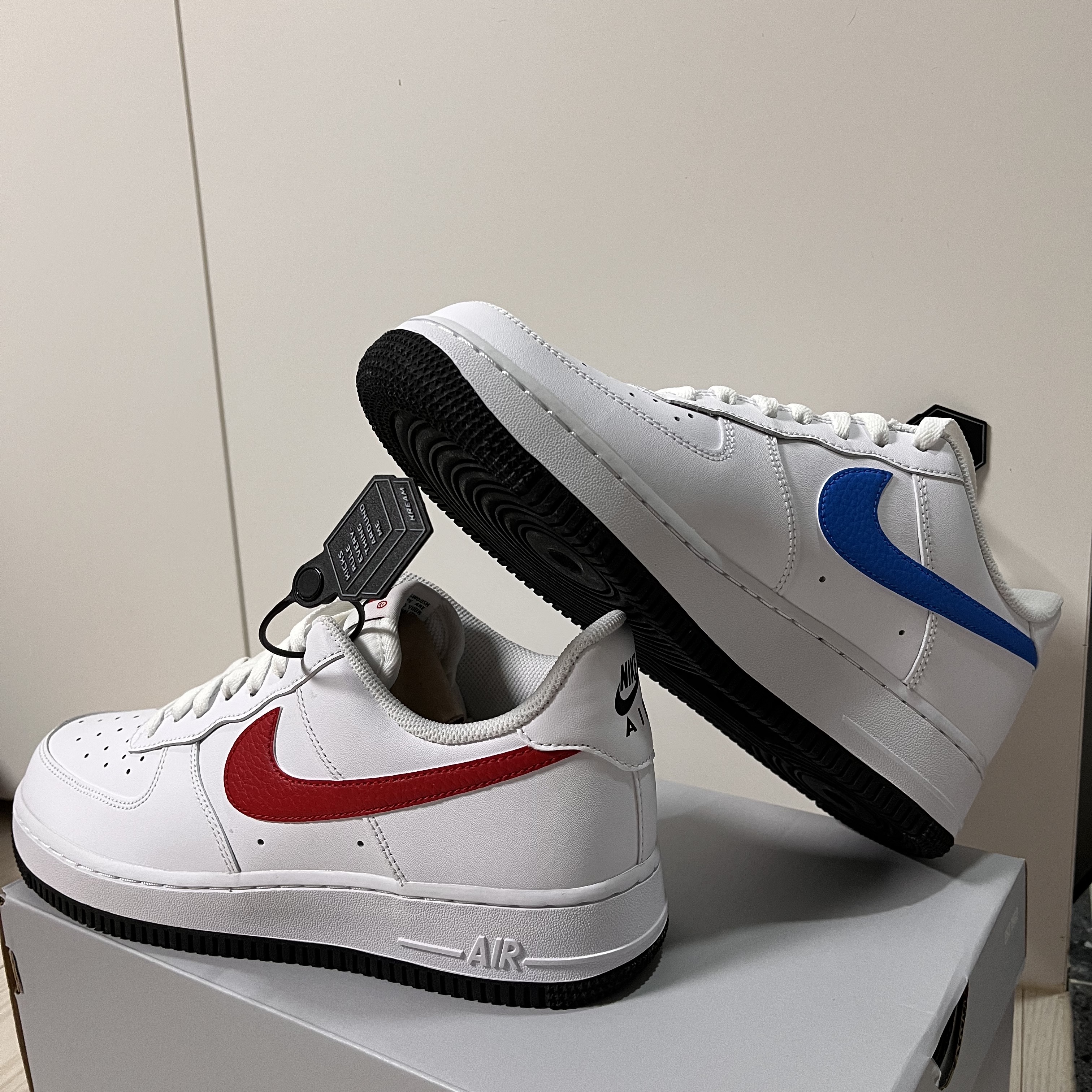 Nike Air Force 1 '07 Mismatch Swooshes White 착용 스타일