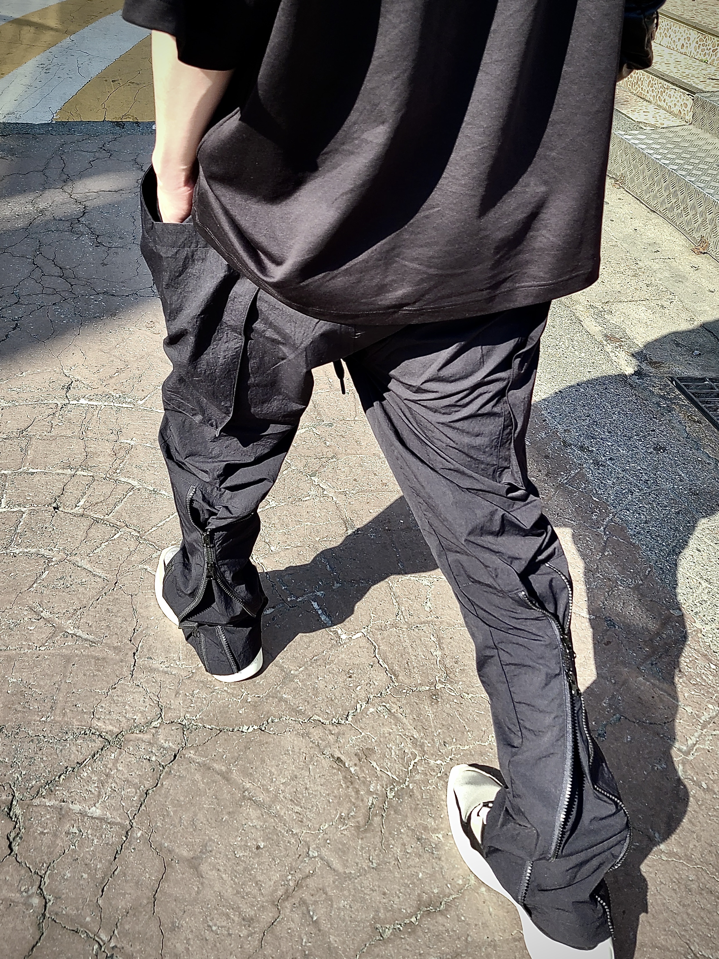 Essentials Backless Sneakers Black Grey, Essentials x New Era Retro Crown Strapback Black 착용 스타일 - 5