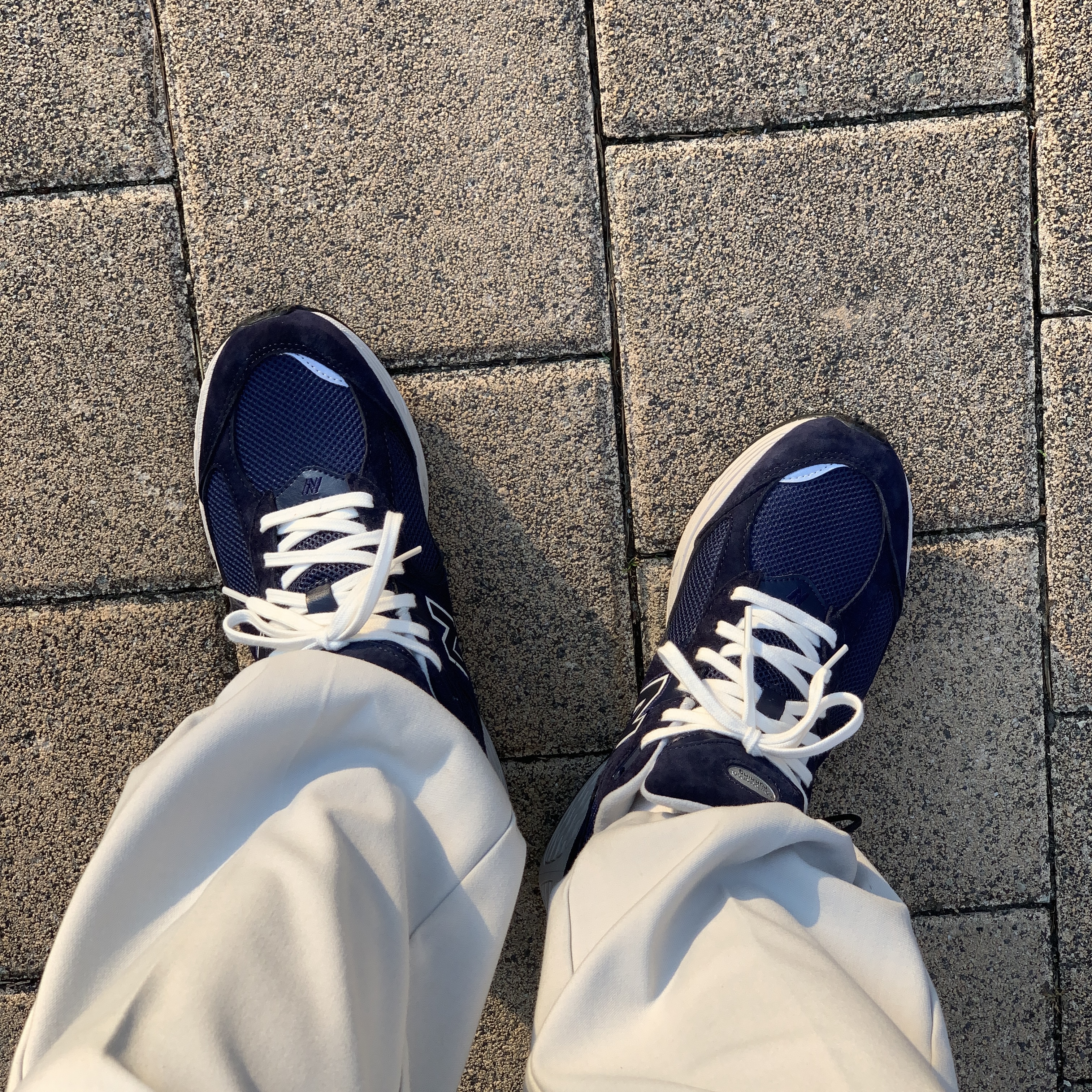New Balance 2002R Navy 착용 스타일 - 1