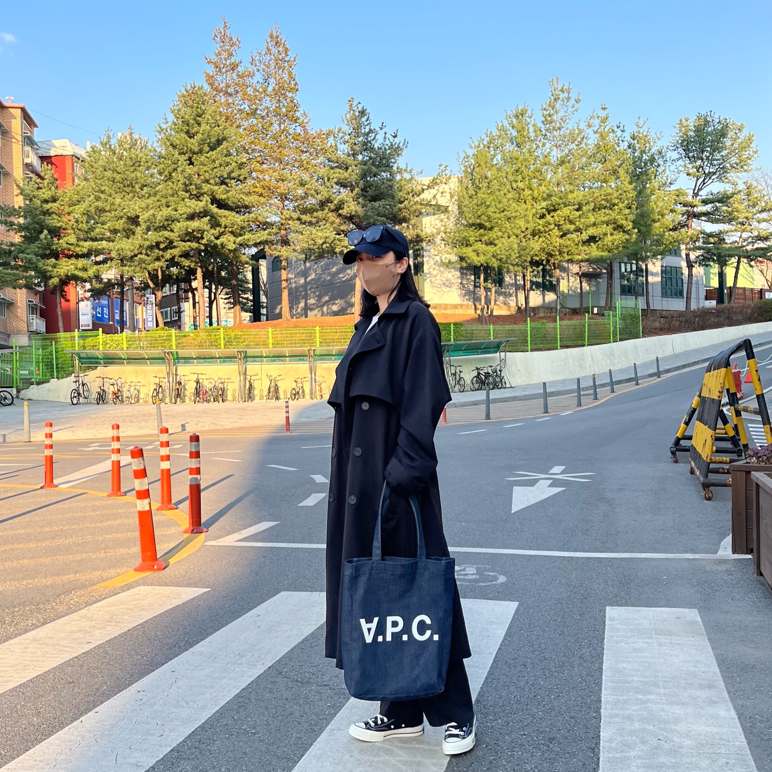 Converse Chuck 70 Hi Black, A.P.C. Laure Tote Bag Blue 착용 스타일 - 2