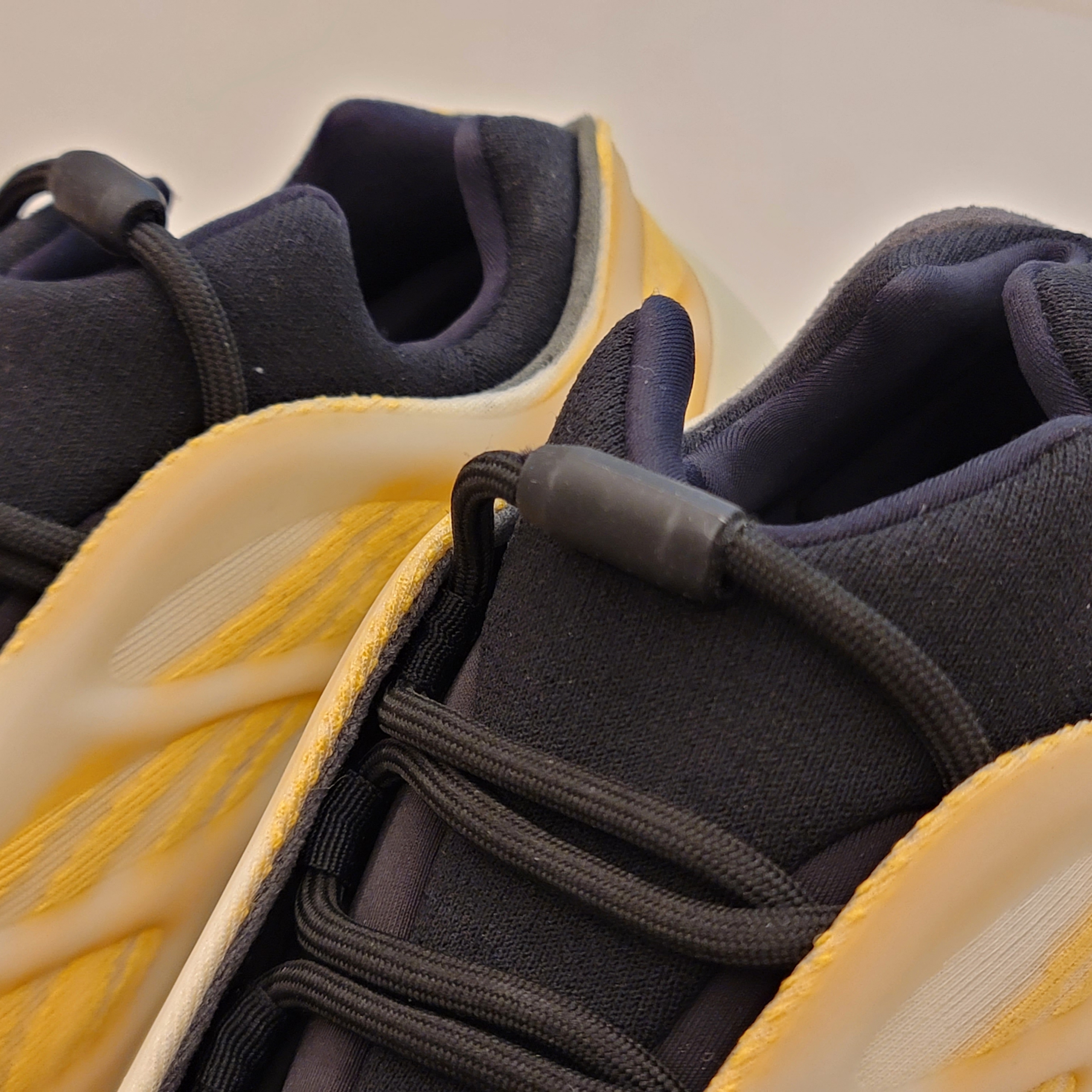 Adidas Yeezy 700 V3 Mono Safflower 착용 스타일 - 4
