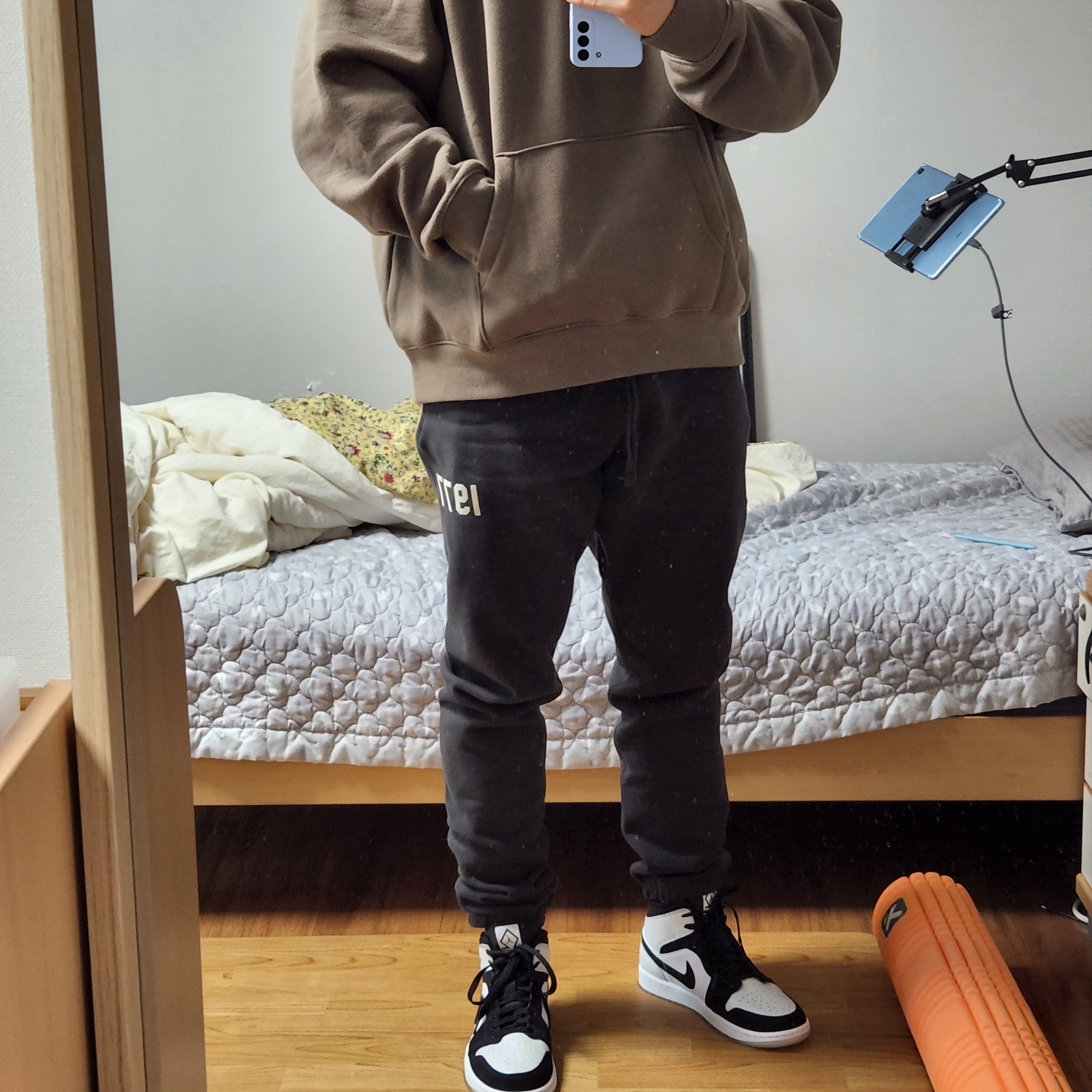 Jordan 1 Mid SE Diamond, Essentials Pull-Over Hoodie Harvest - 21FW 착용 스타일