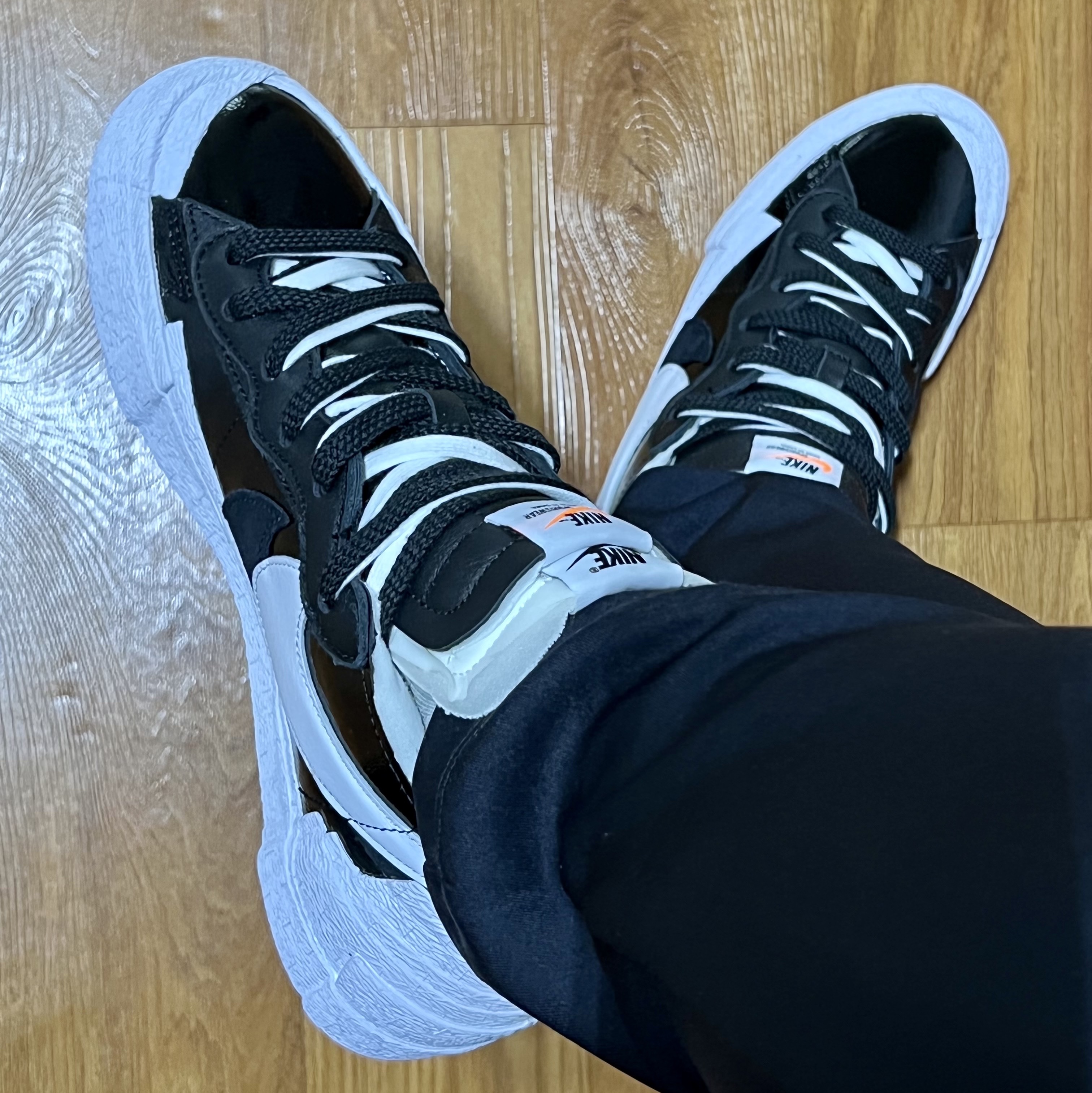 Nike x Sacai Blazer Low Black Patent Leather 착용 스타일 - 2