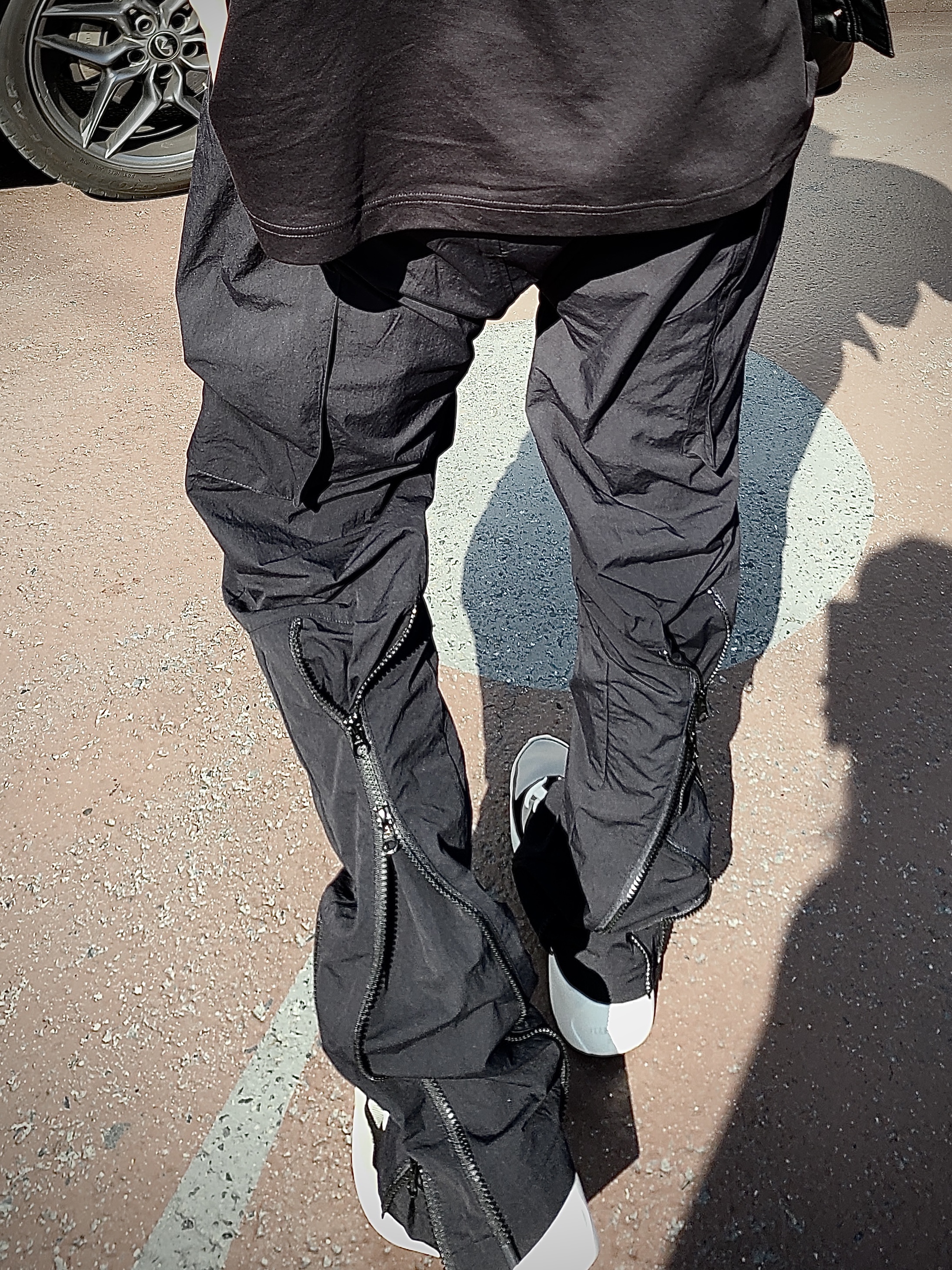 Essentials Backless Sneakers Black Grey, Essentials x New Era Retro Crown Strapback Black 착용 스타일 - 3