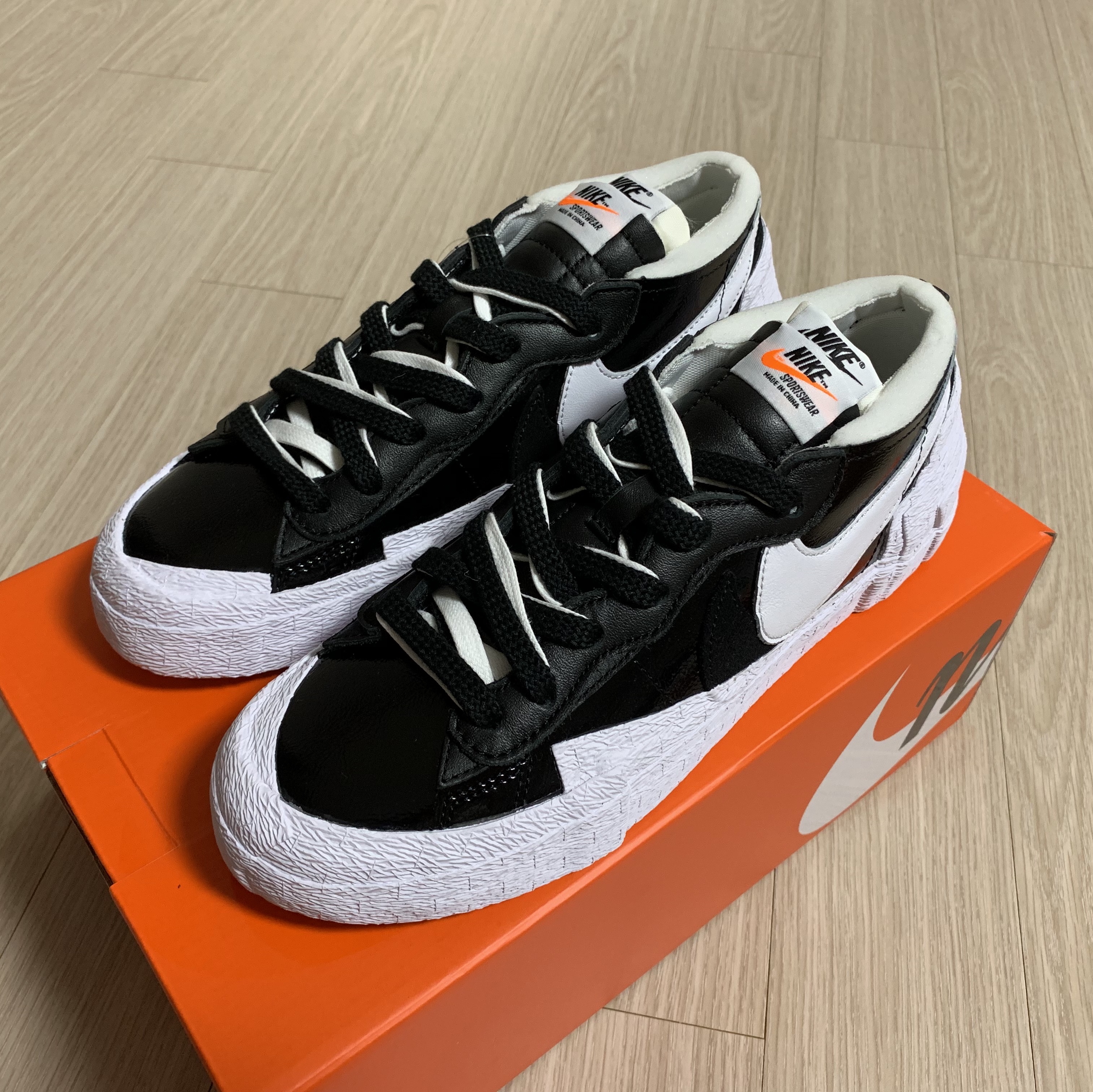 Nike x Sacai Blazer Low Black Patent Leather 착용 스타일 - 1