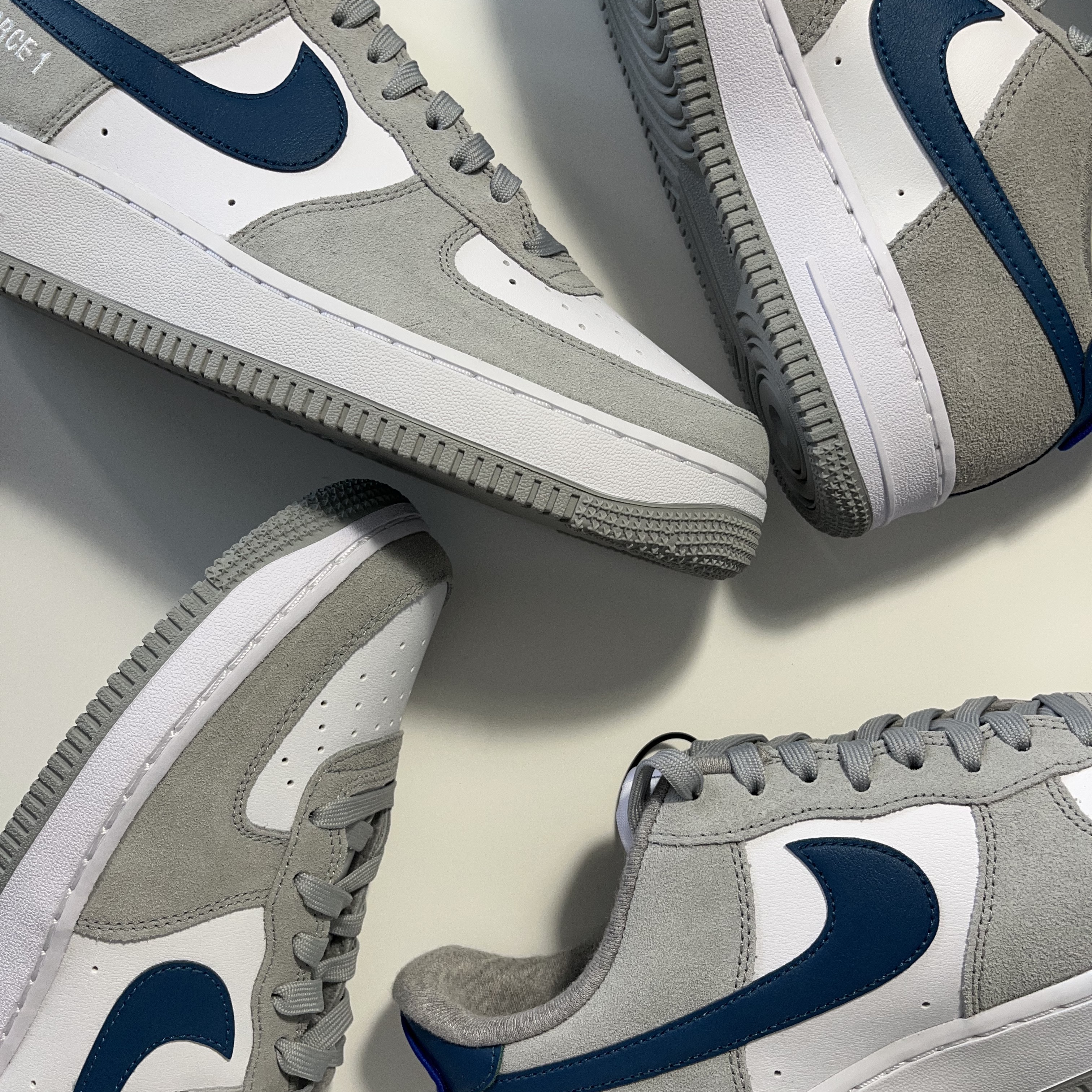 Nike Air Force 1 '07 LV8 Athletic Club Light Smoke Grey Marina 착용 스타일 - 2