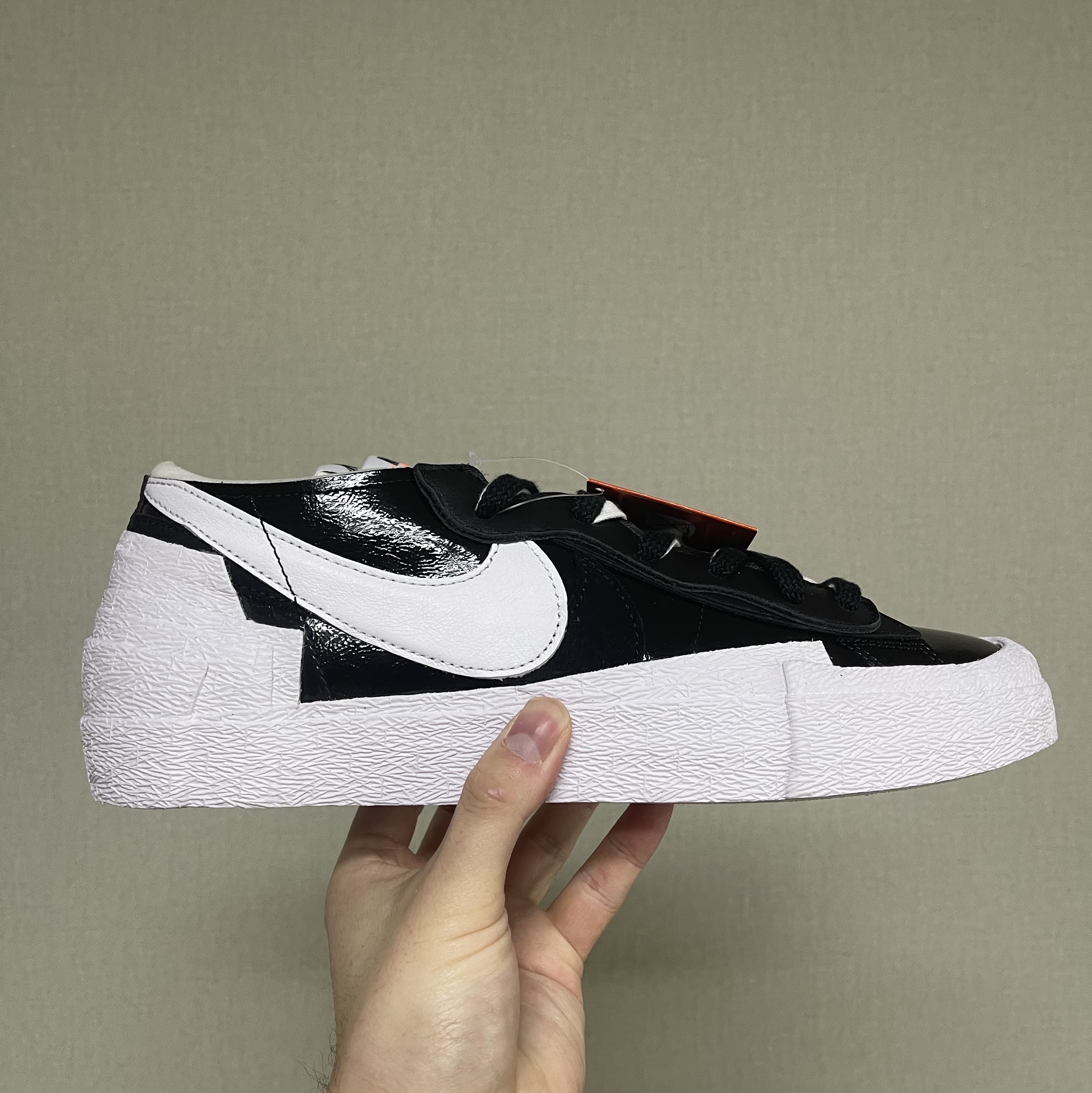 Nike x Sacai Blazer Low Black Patent Leather 착용 스타일 - 2