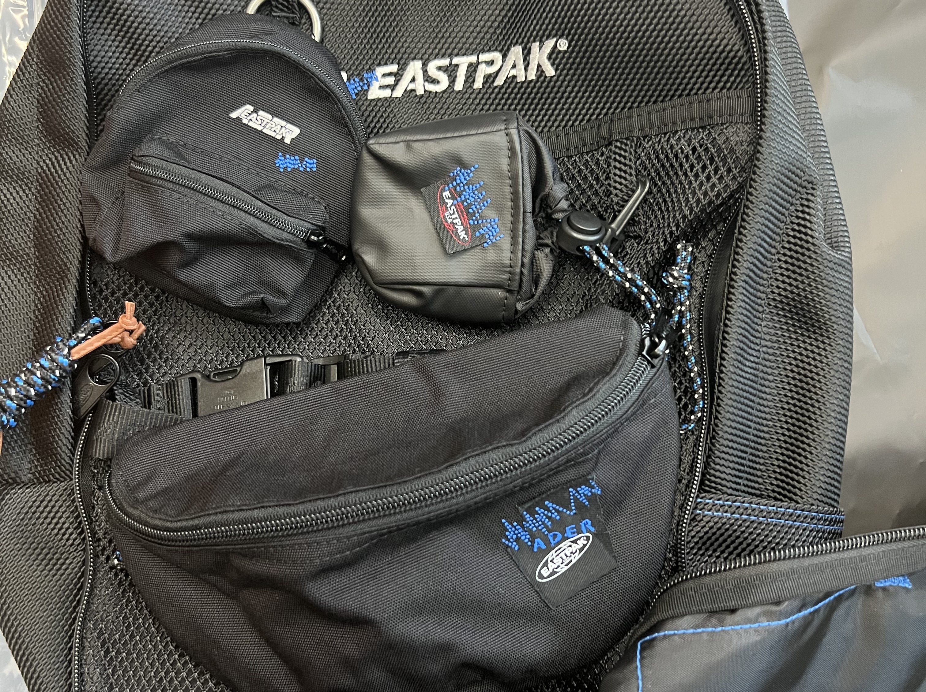 Ader Error x Eastpak Up-Down Sling Black 착용 스타일 - 2