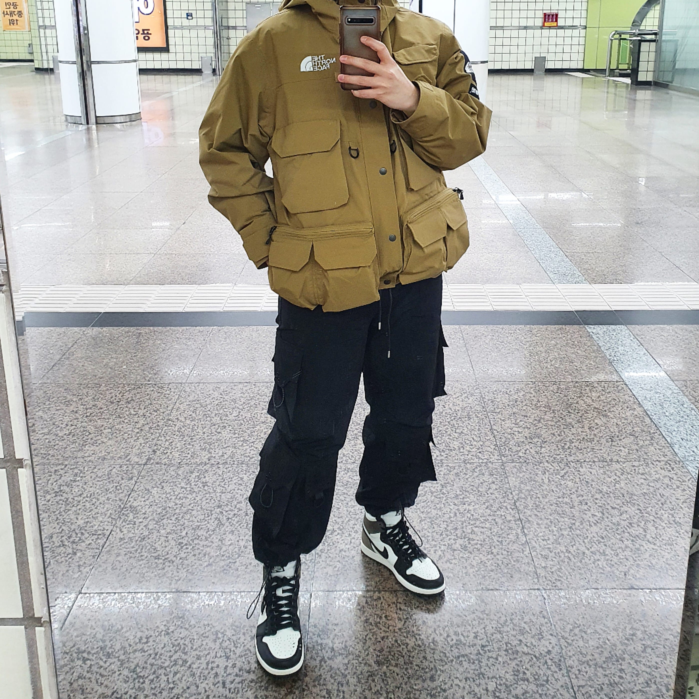Supreme x The North Face Cargo Jacket Gold - 20SS, Jordan 1 Retro High OG Black Mocha 착용 스타일