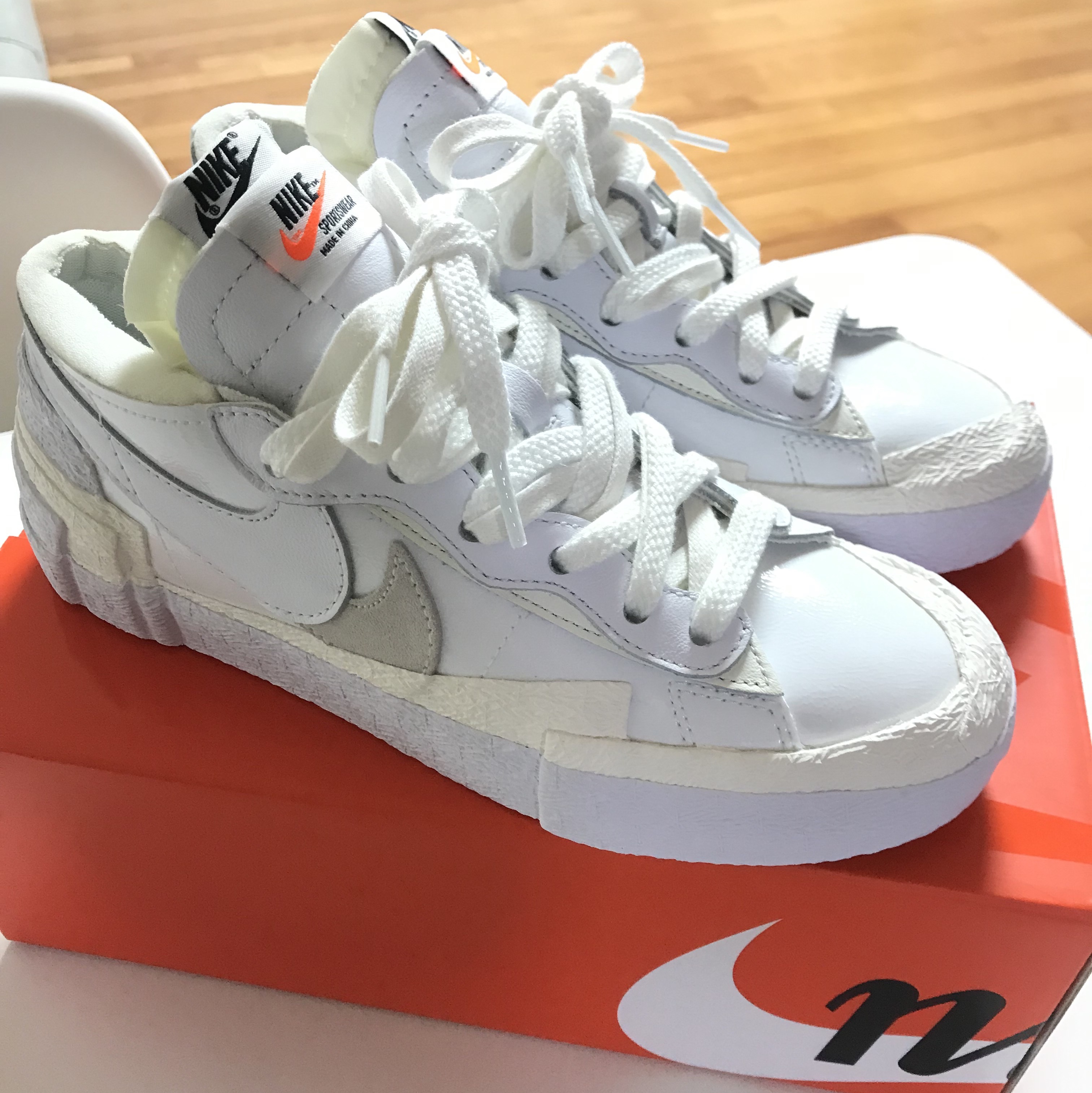 Nike x Sacai Blazer Low White Patent Leather 착용 스타일 - 1