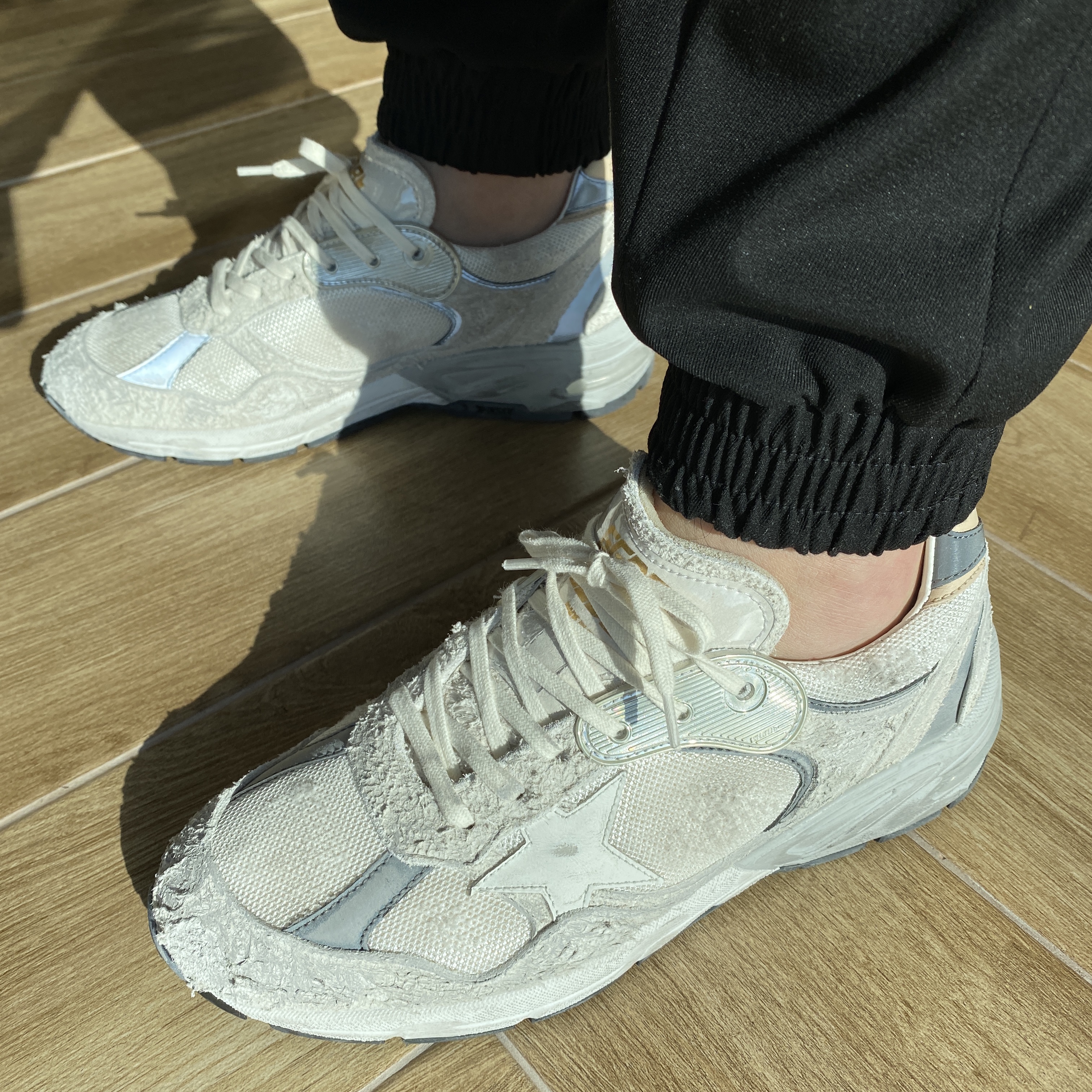 Golden Goose Dad-Star Sneakers White Silver 착용 스타일