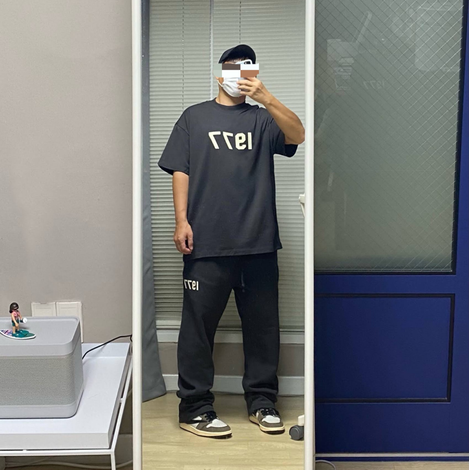 Essentials 1977 Relaxed Sweatpants Iron - 22SS, Essentials 1977 T-Shirt Iron - 22SS 착용 스타일