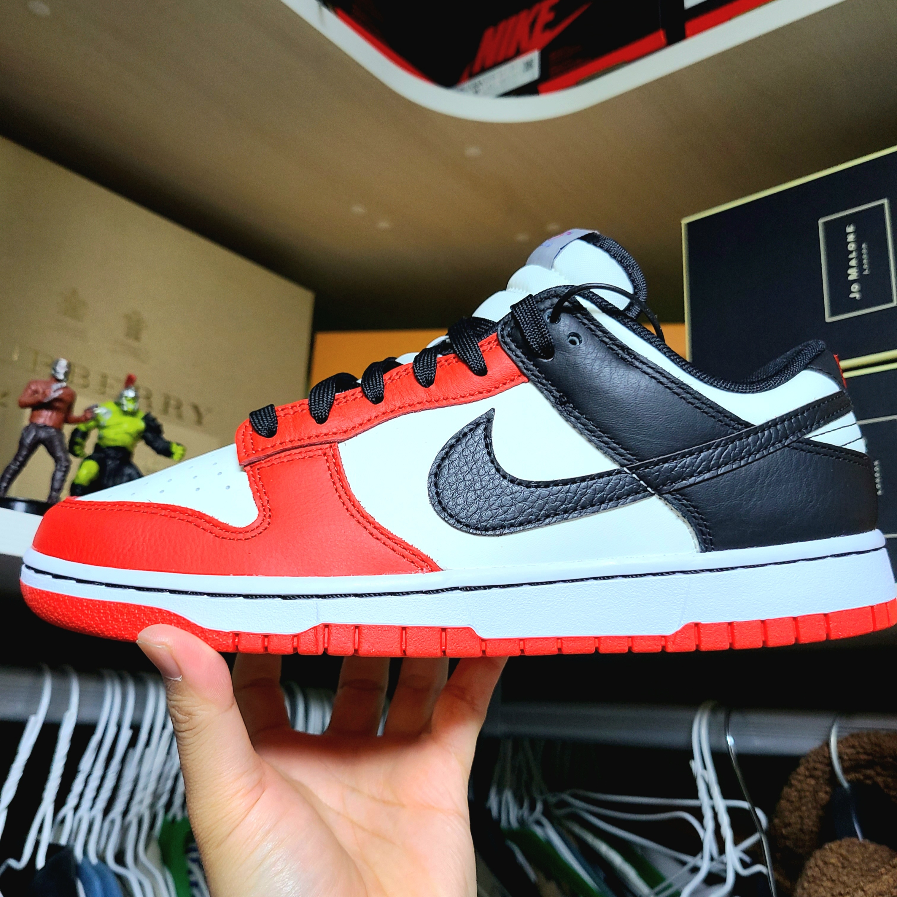 Nike x NBA Dunk Low Retro EMB Black and Chile Red 착용 스타일 - 3