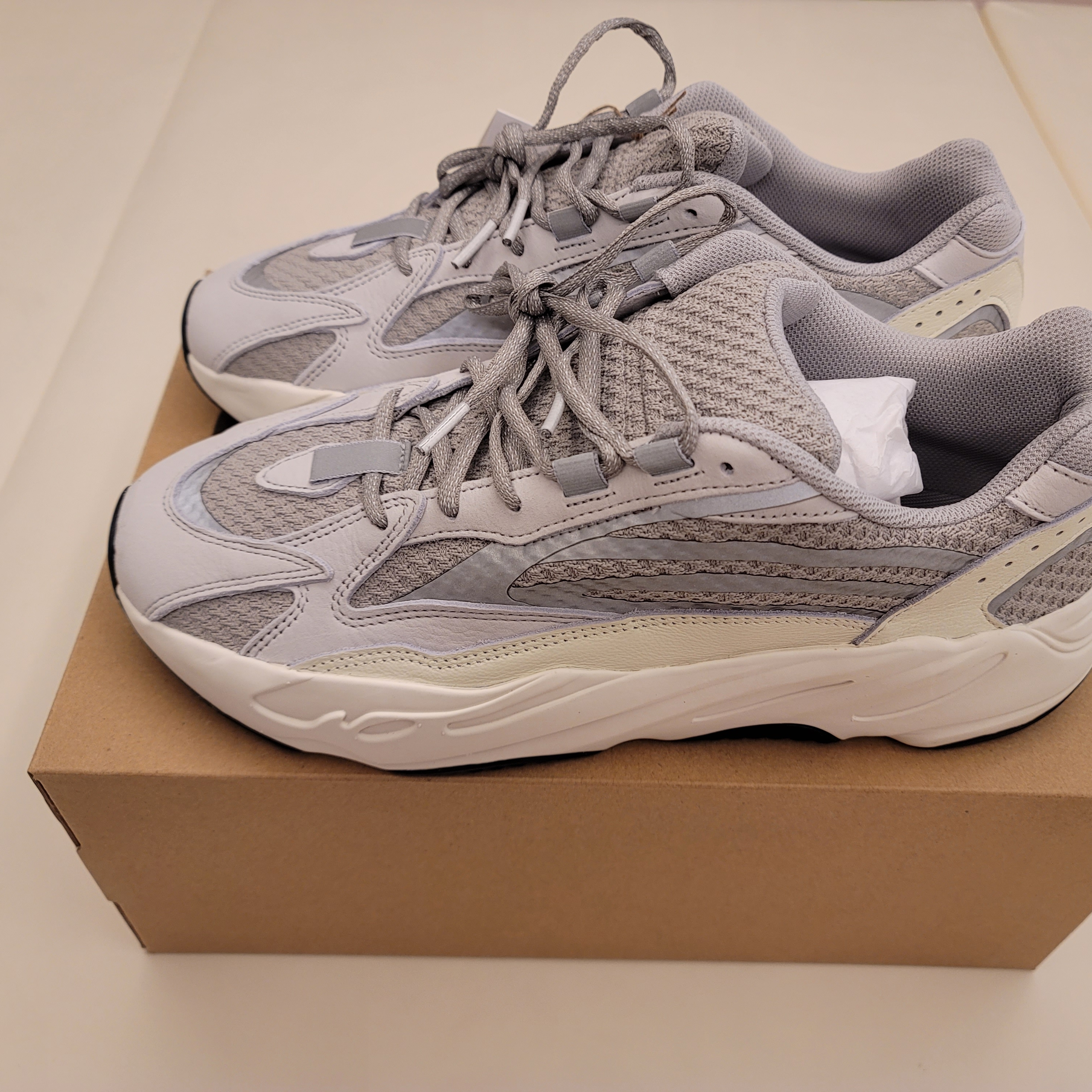Adidas Yeezy Boost 700 V2 Static 2022 착용 스타일 - 5