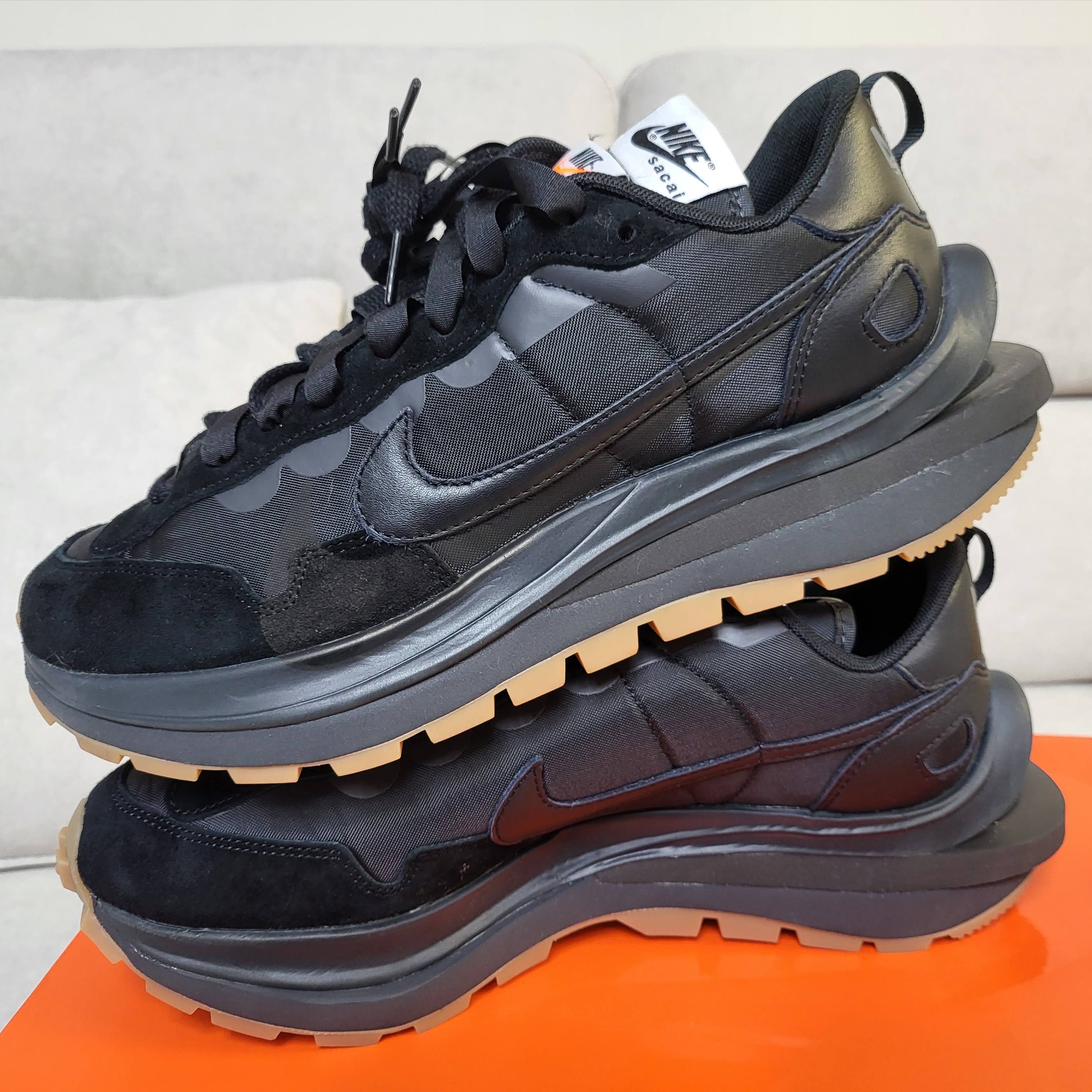 Nike x Sacai VaporWaffle Black and Gum 착용 스타일 - 2