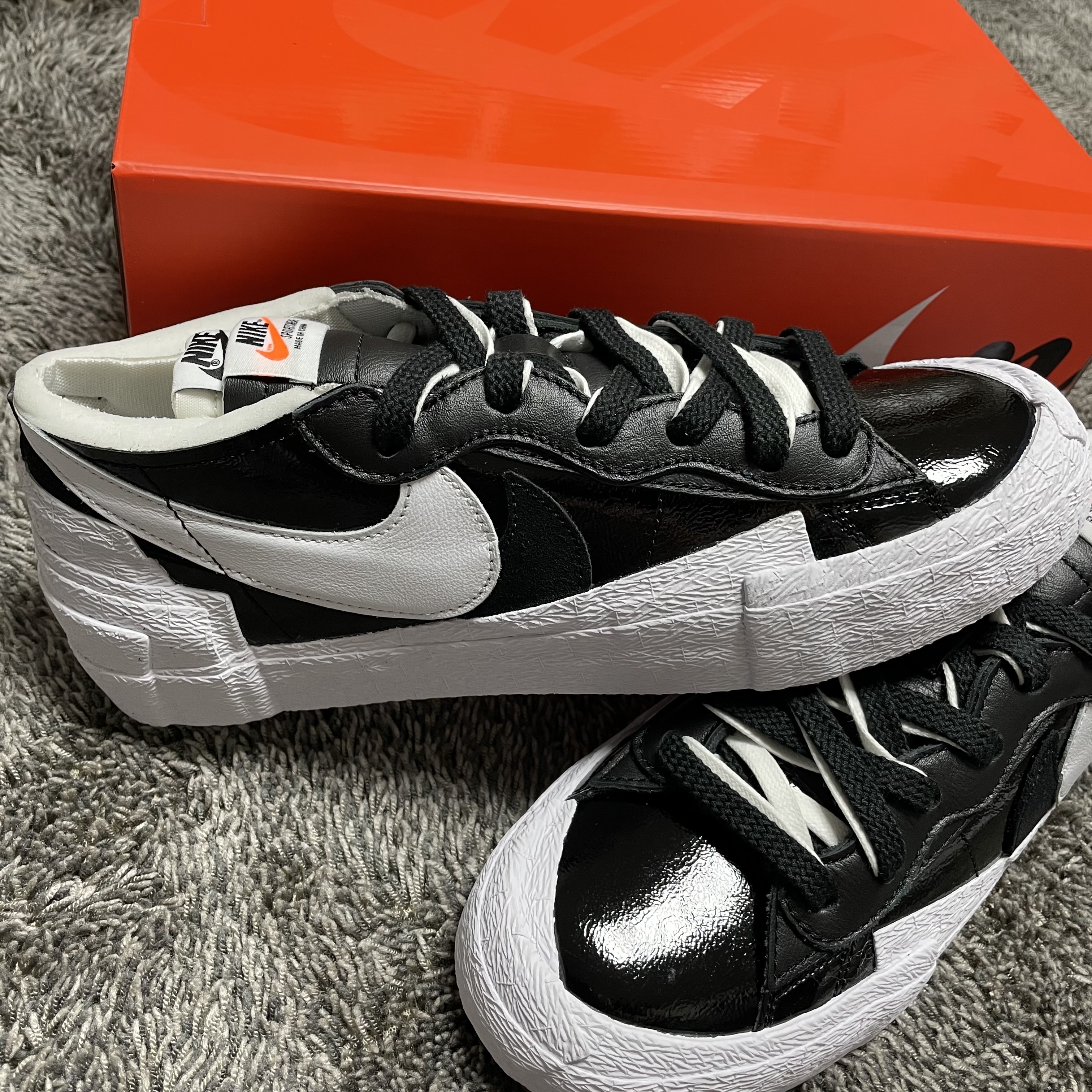 Nike x Sacai Blazer Low Black Patent Leather 착용 스타일 - 1