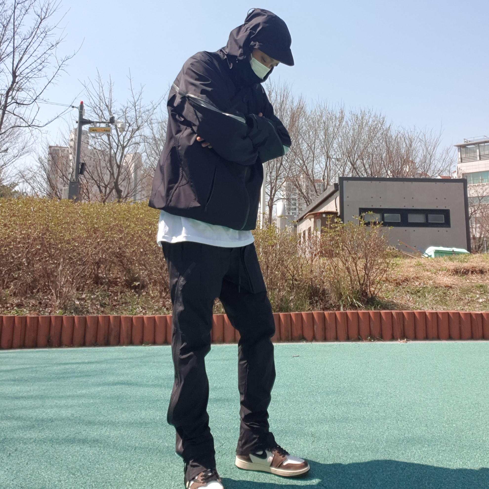Jordan 1 x Travis Scott Retro High OG SP Mocha 착용 스타일 - 4