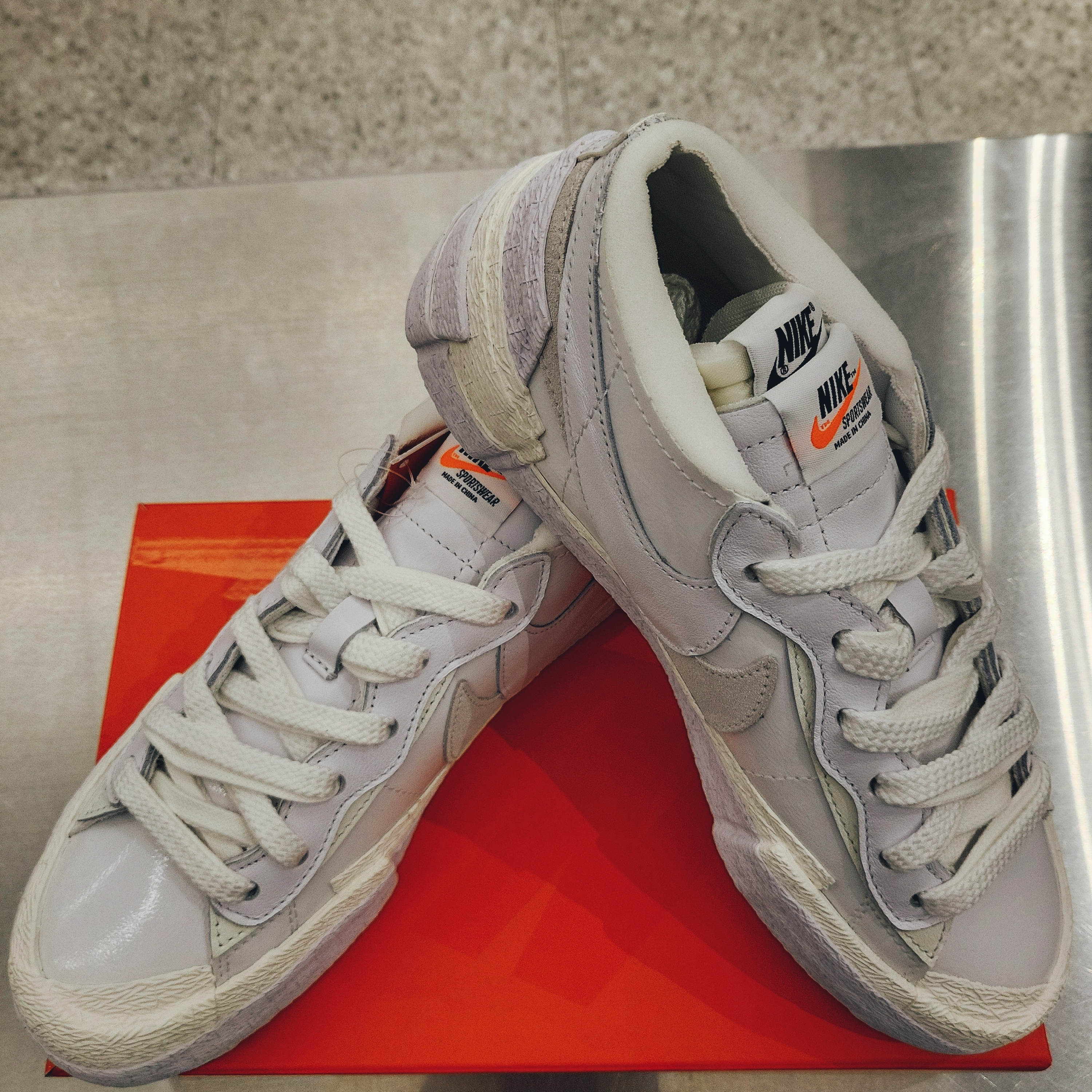 Nike x Sacai Blazer Low White Patent Leather, Nike x Sacai Blazer Low Black Patent Leather 착용 스타일 - 2