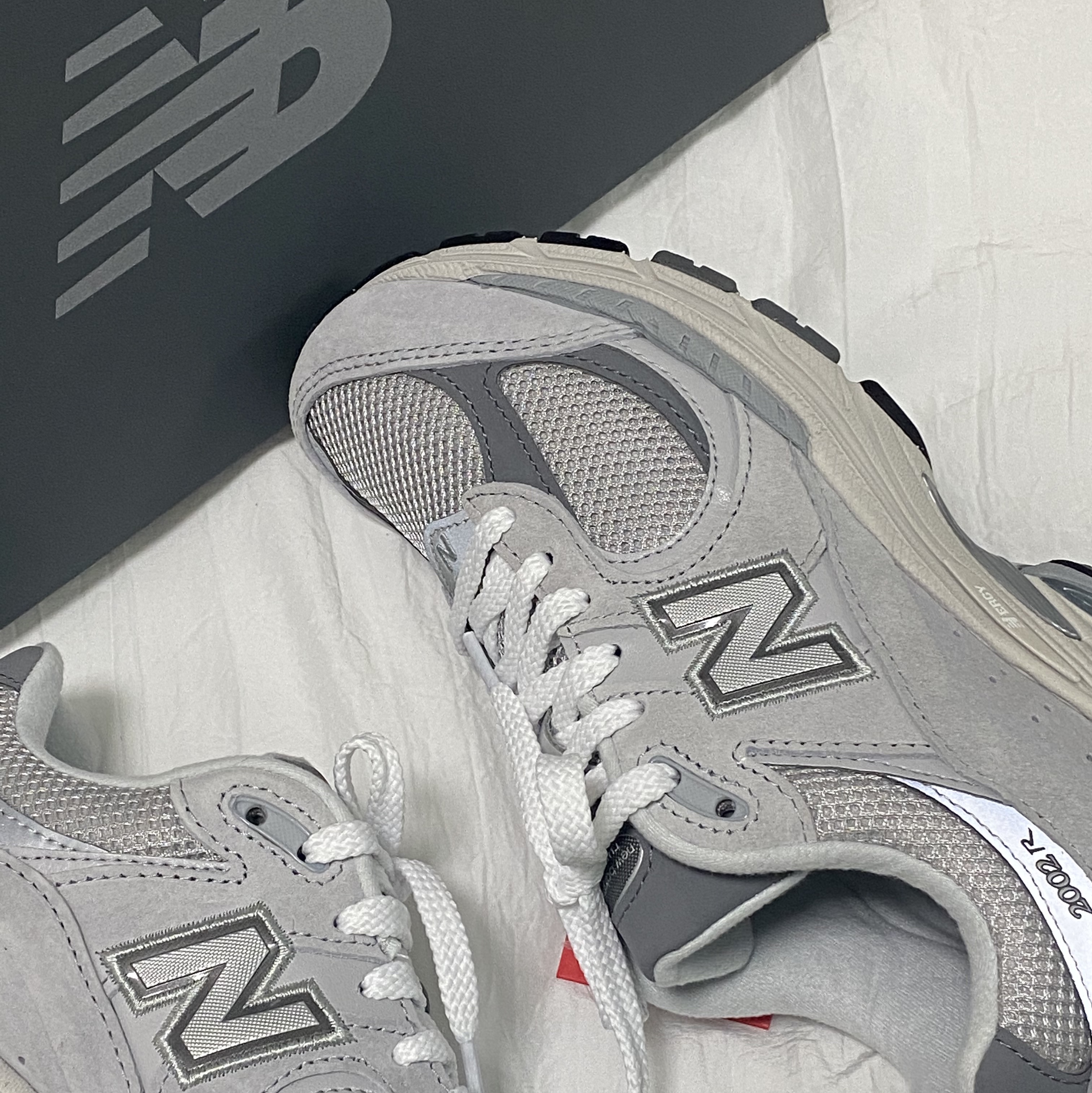 New Balance 2002R T2 Gray 착용 스타일