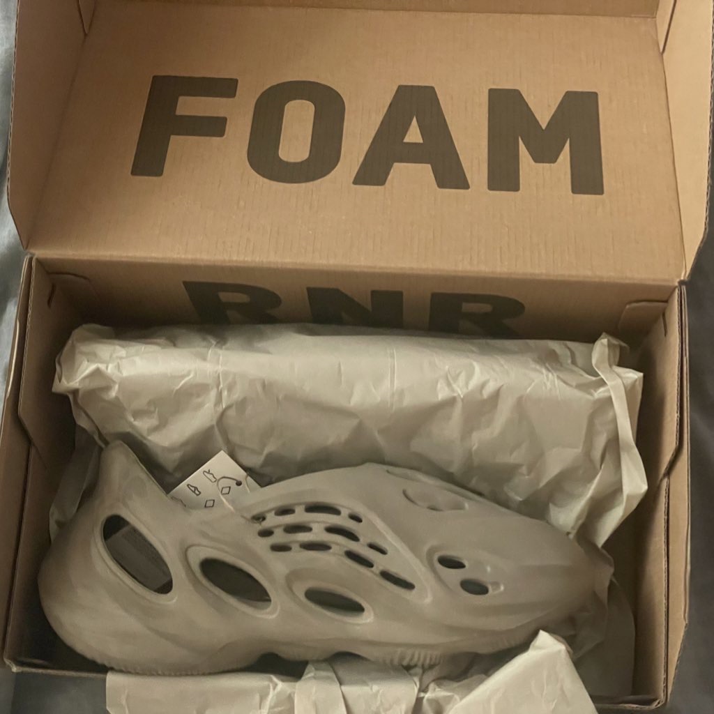Adidas Yeezy Foam RNNR Stone Sage 착용 스타일