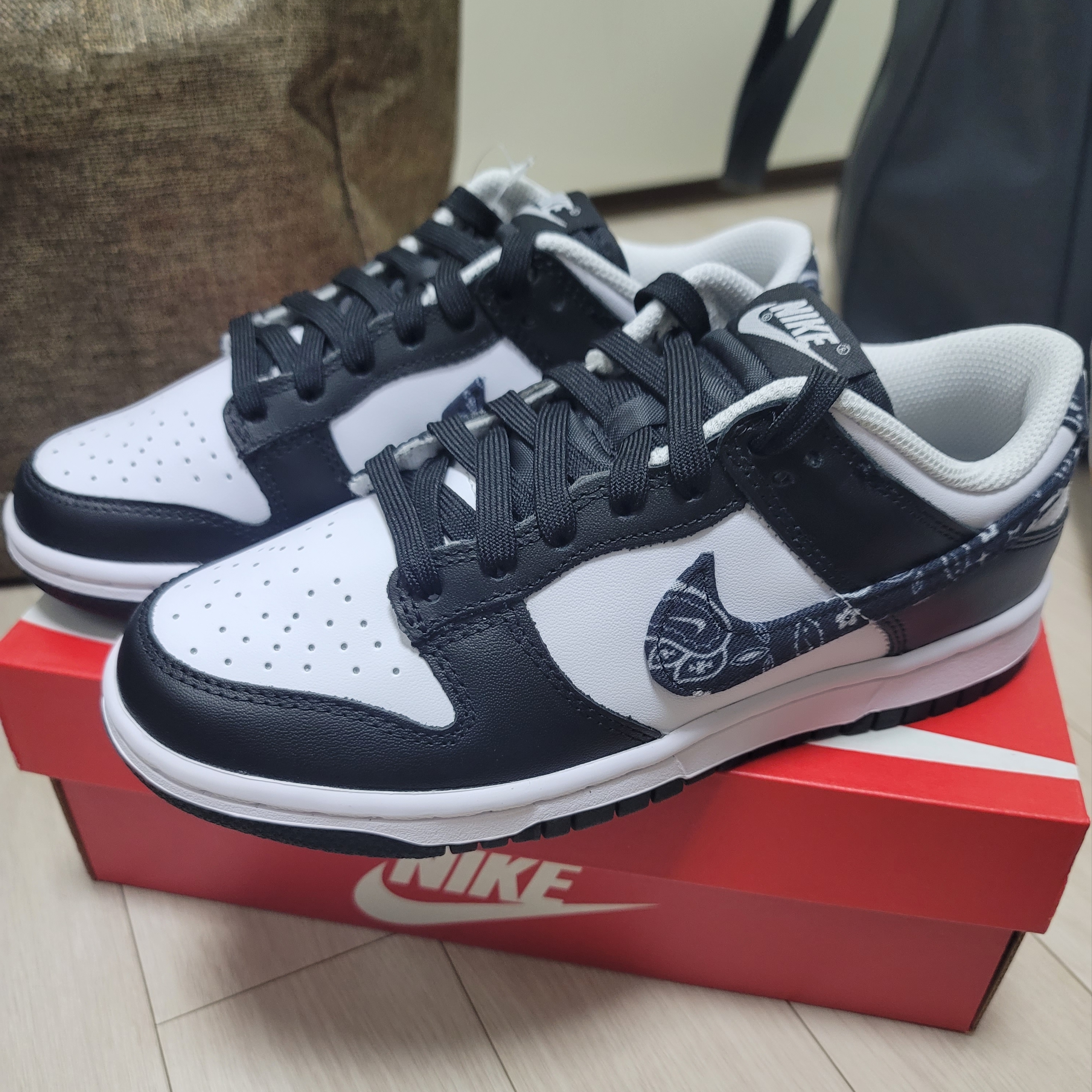 (W) Nike Dunk Low Essential Black Paisley 착용 스타일