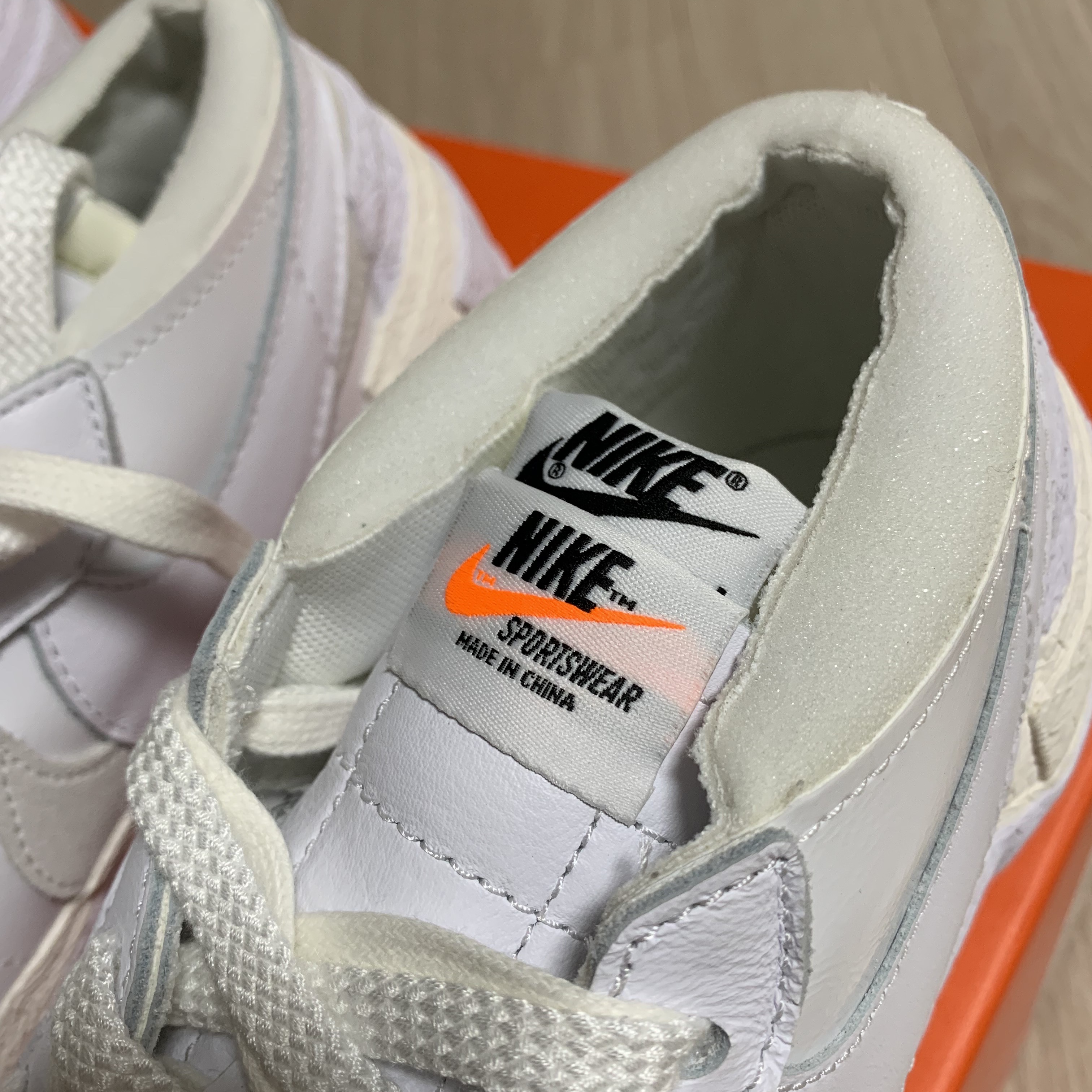 Nike x Sacai Blazer Low White Patent Leather, Nike x Sacai Blazer Low Black Patent Leather 착용 스타일 - 3