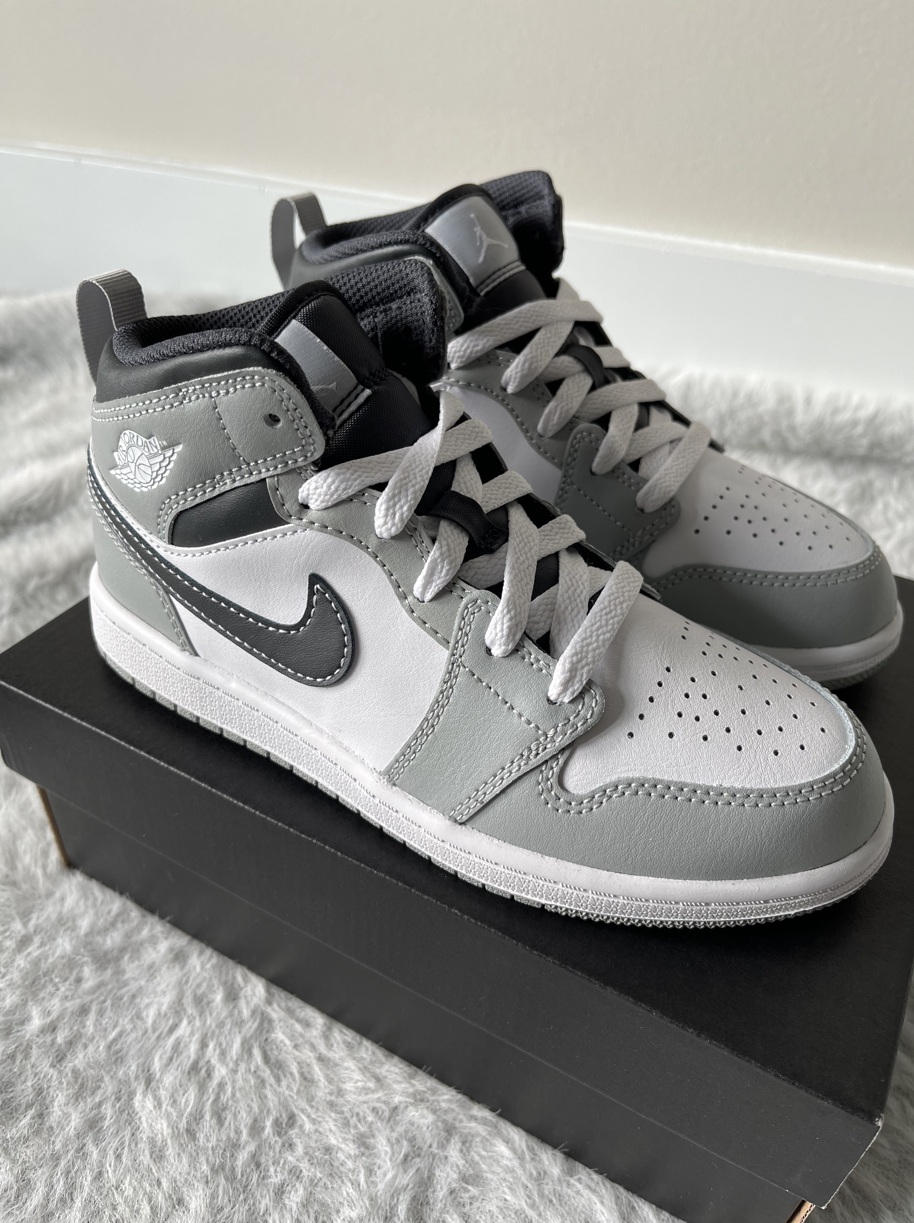 Jordan 1 Mid Light Smoke Grey Anthracite 착용 스타일 - 3