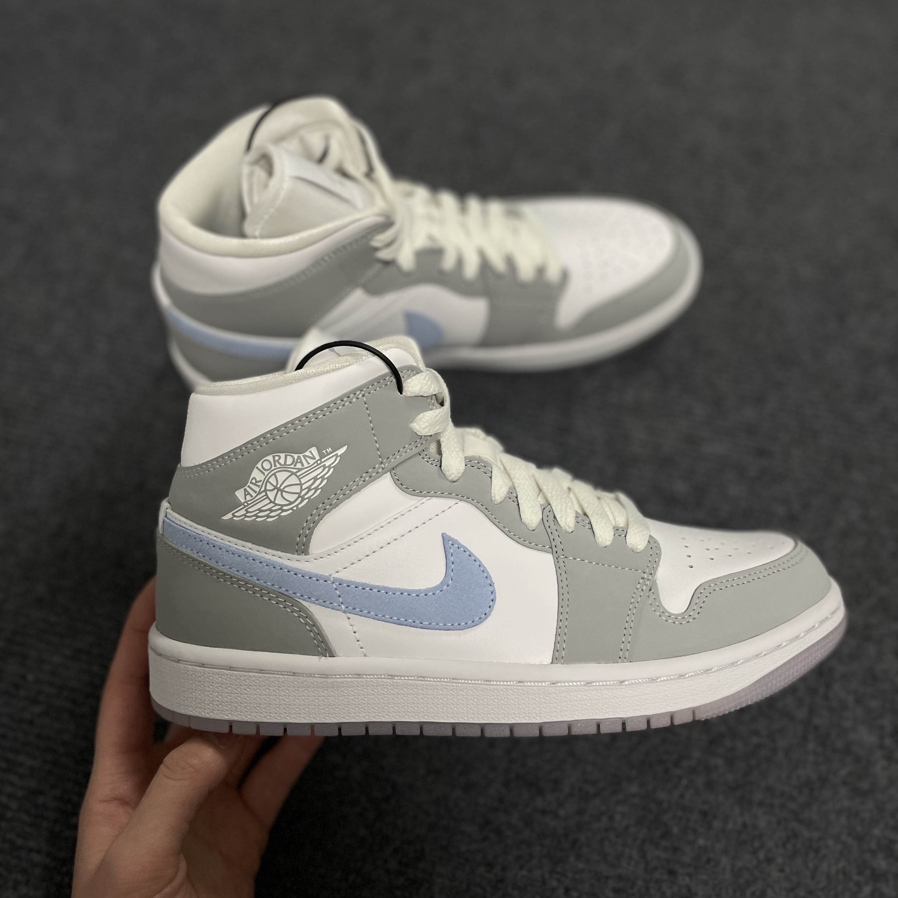 (W) Jordan 1 Mid Wolf Grey 착용 스타일 - 1