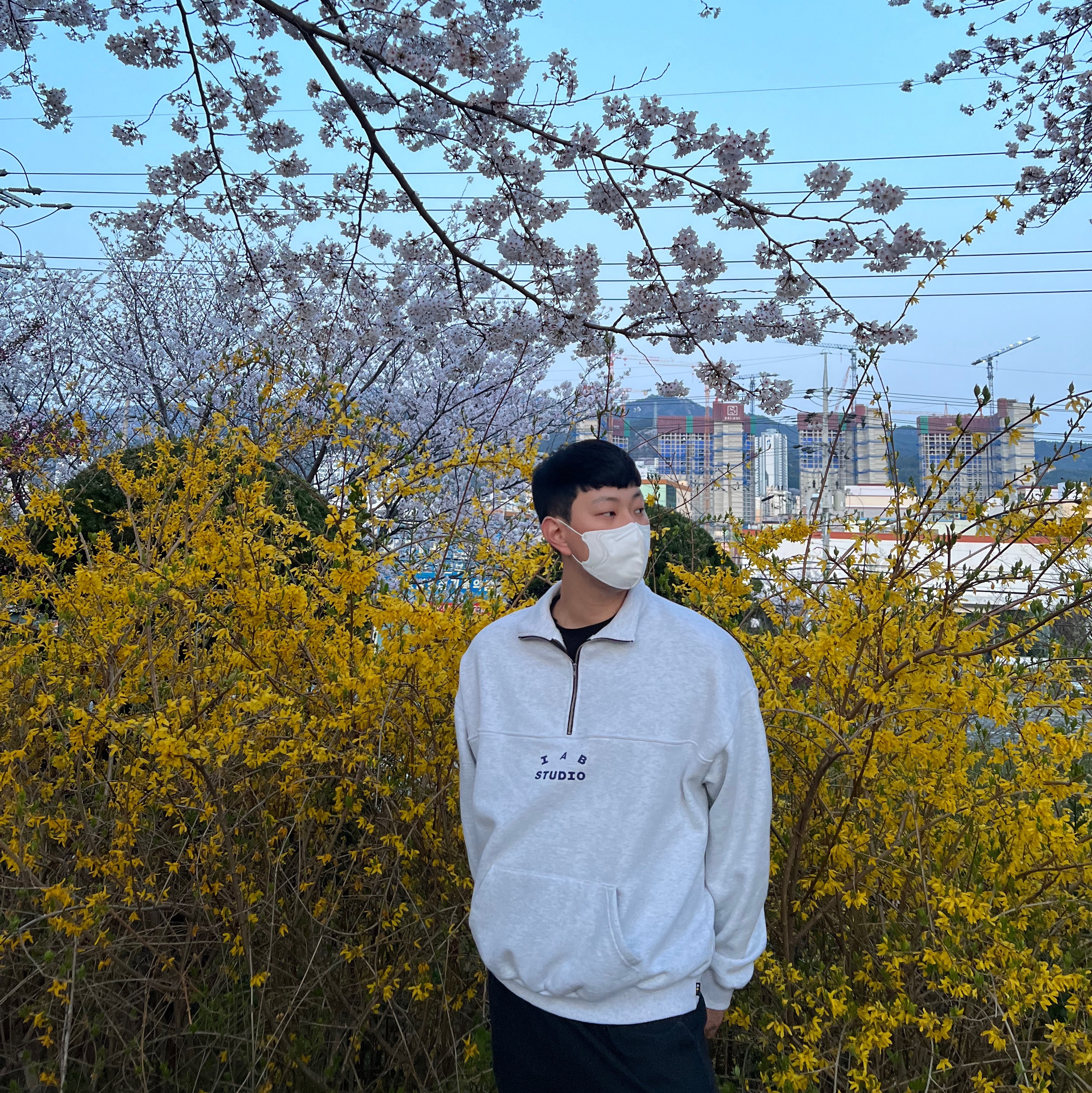 IAB Studio Half Zip Pullover Light Gray, Jordan 1 Retro High OG Hyper Royal 착용 스타일 - 3