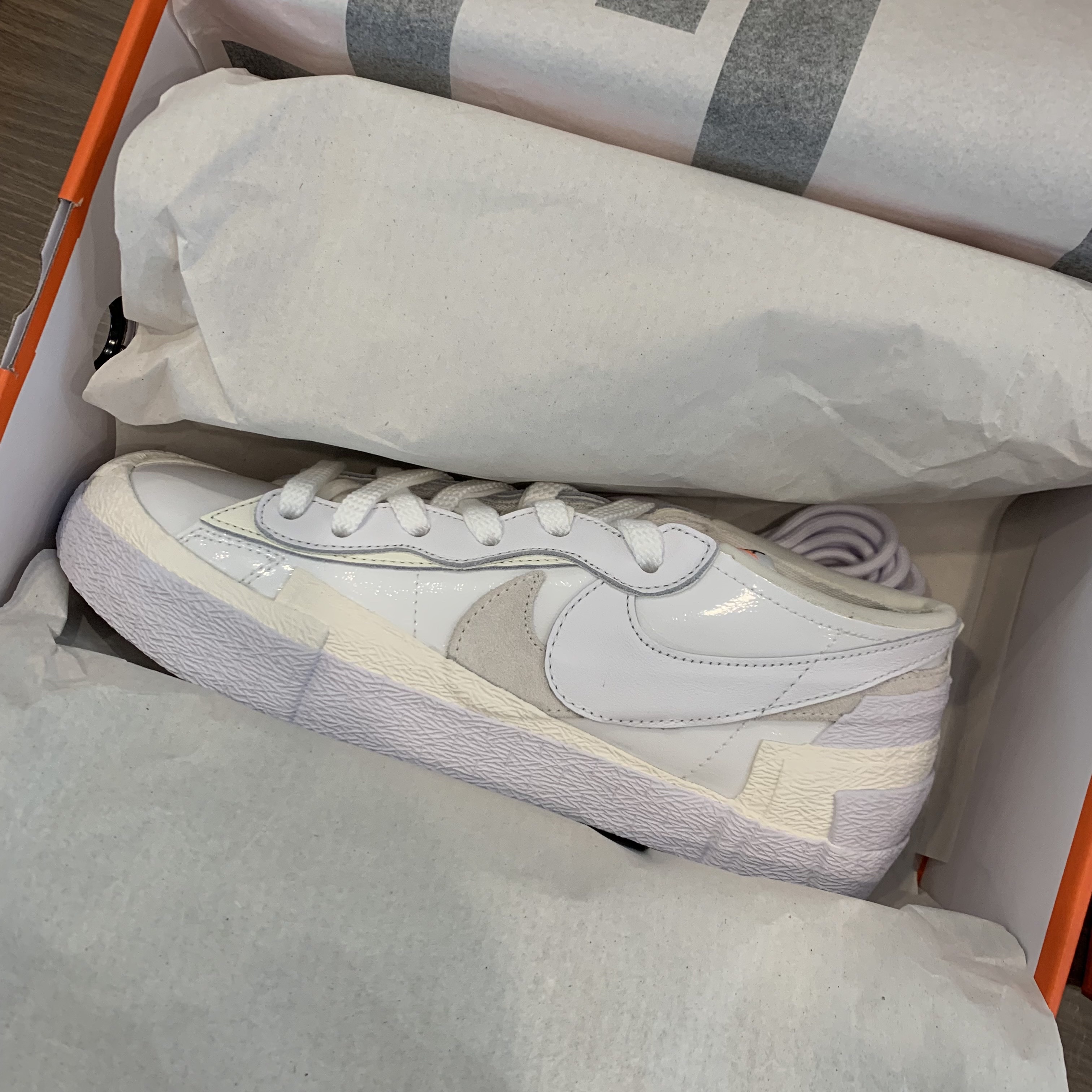 Nike x Sacai Blazer Low White Patent Leather 착용 스타일 - 3