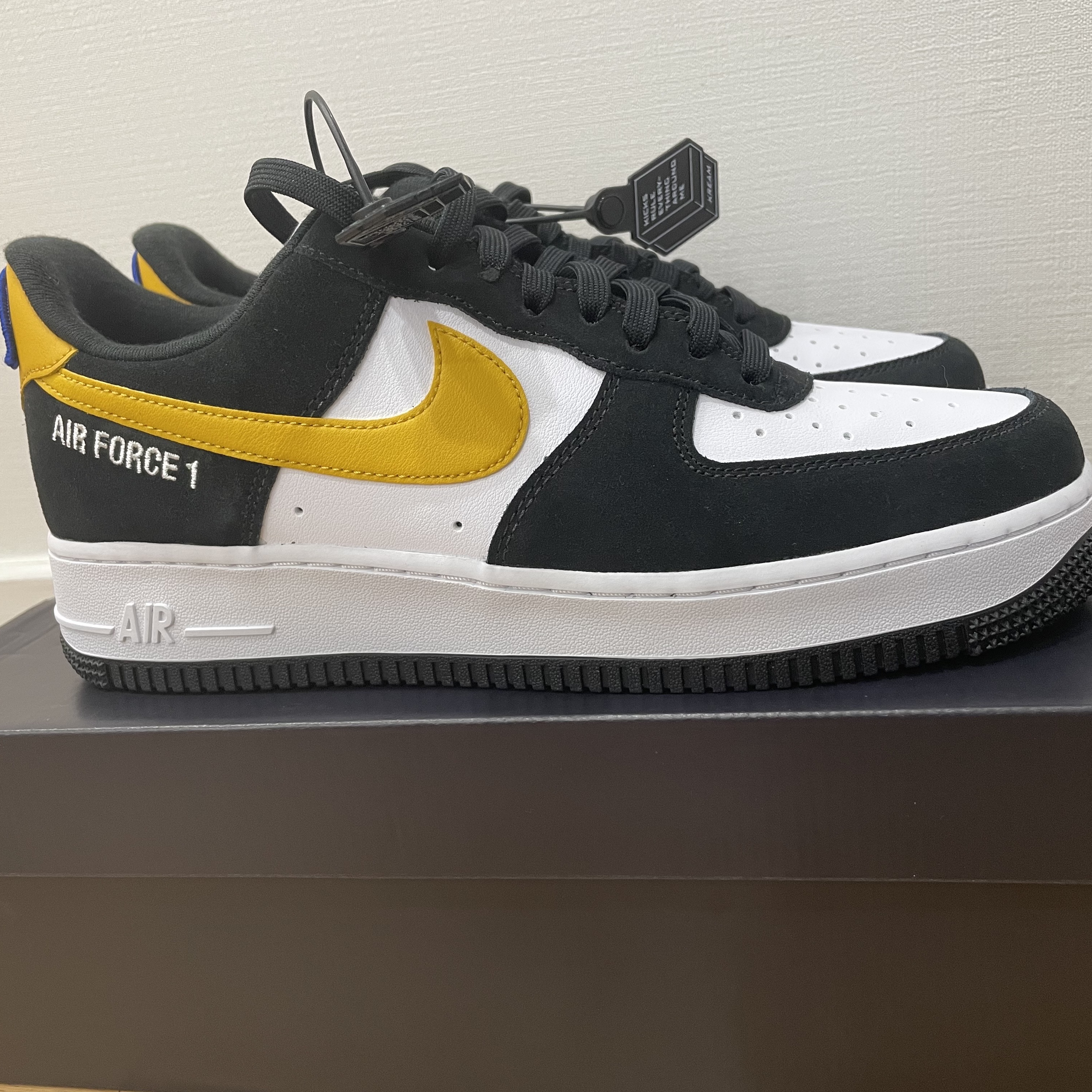 Nike Air Force 1 '07 LV8 Athletic Club Black Dark Sulfur 착용 스타일 - 2