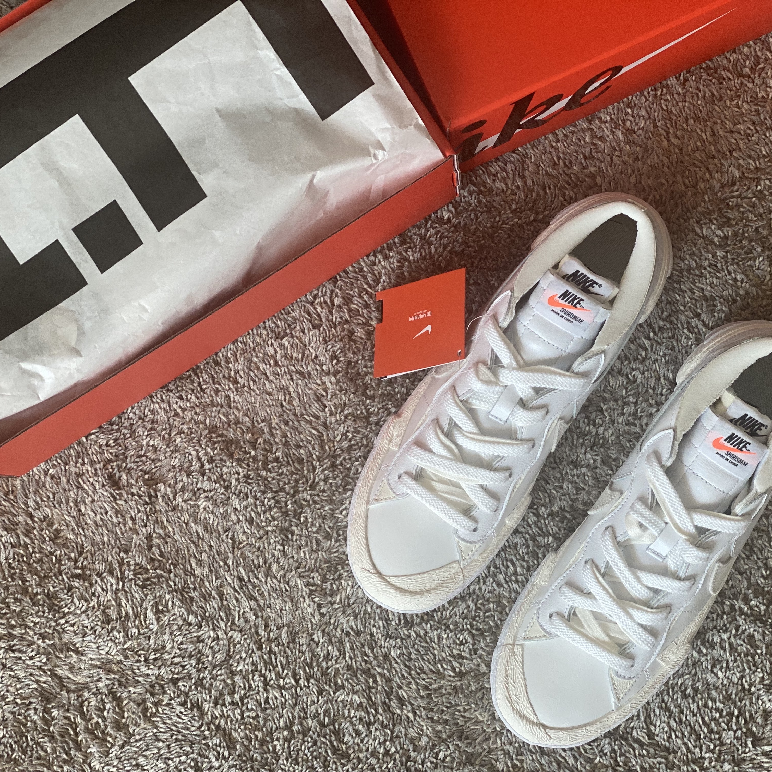 Nike x Sacai Blazer Low White Patent Leather 착용 스타일 - 2