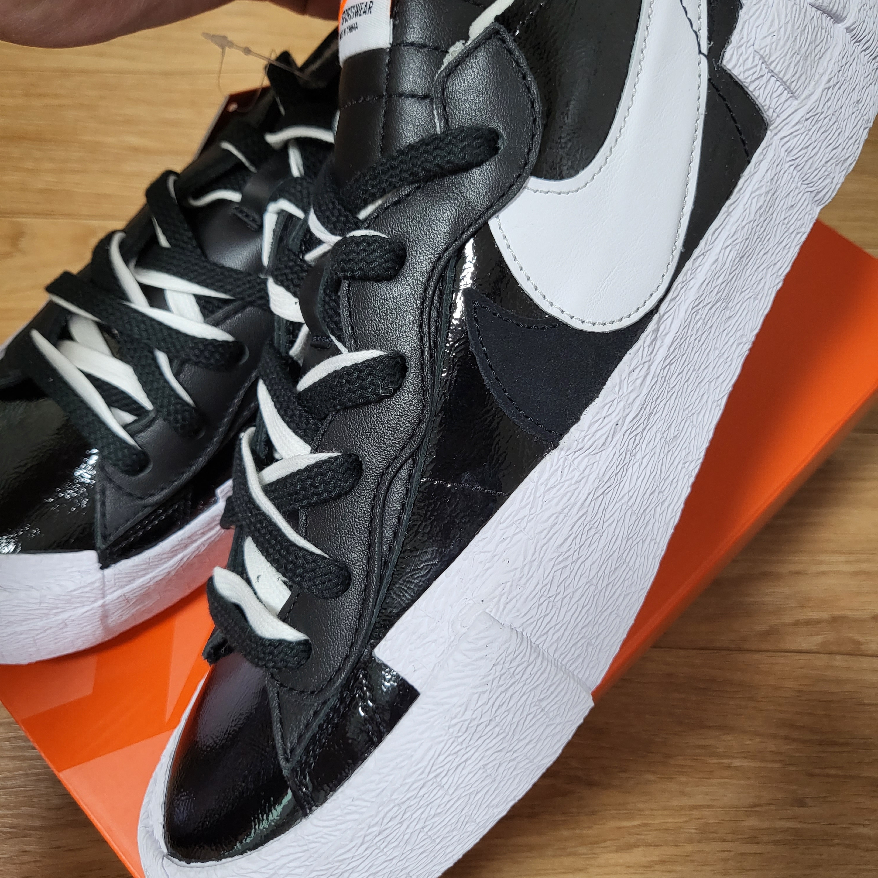 Nike x Sacai Blazer Low Black Patent Leather 착용 스타일 - 1